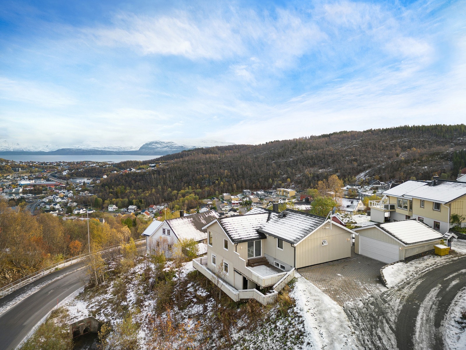 Eiendommen har dobbel garasje med "loft" for ekstra lagring. Garasjen har også en praktisk redskapsbod tilknyttet. Galleribilde