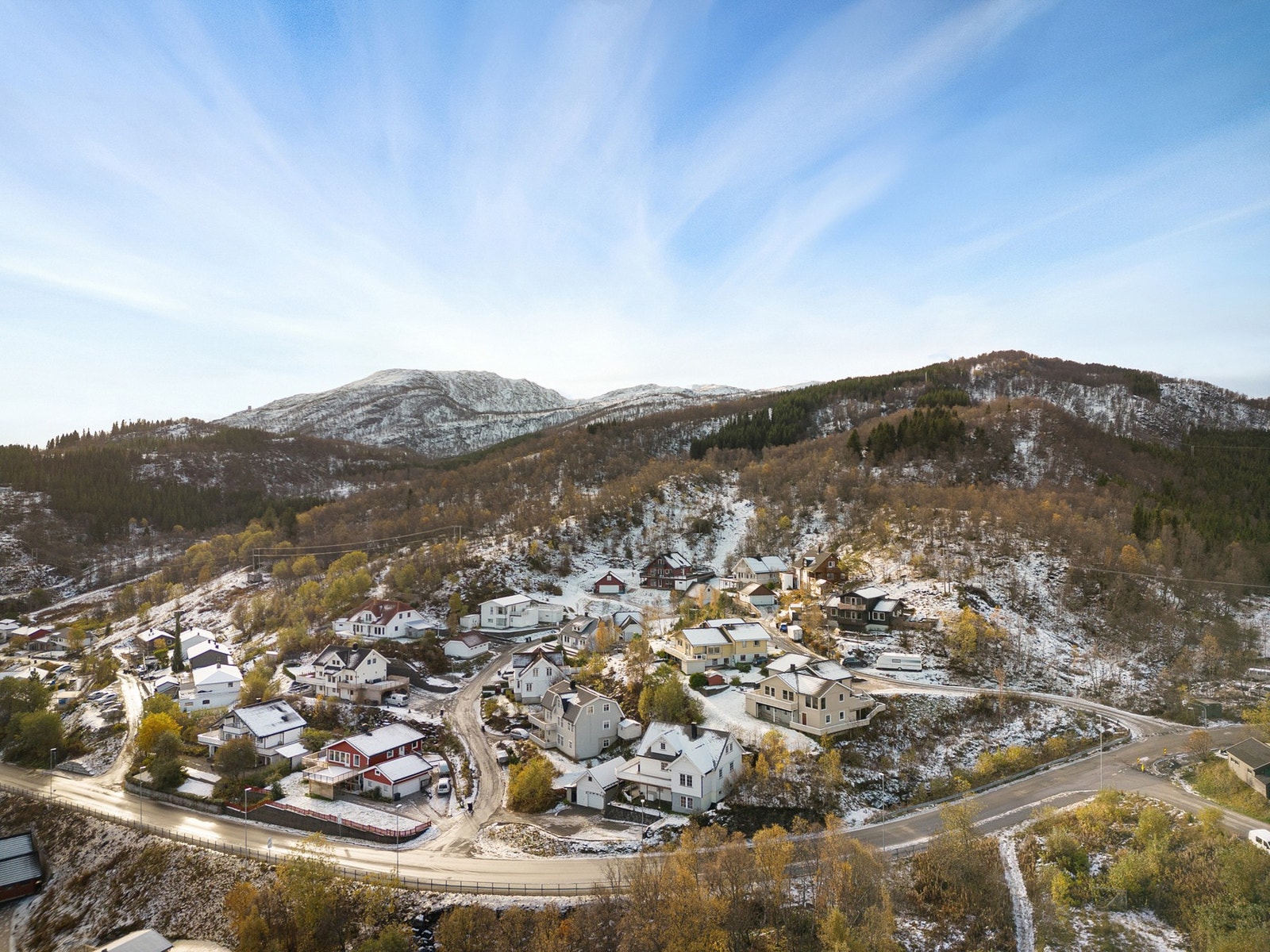 Eiendommen ligger i øvre del av Harstadbotn, med gangavstand til bla. skole, barnehage og nærbutikk. Galleribilde