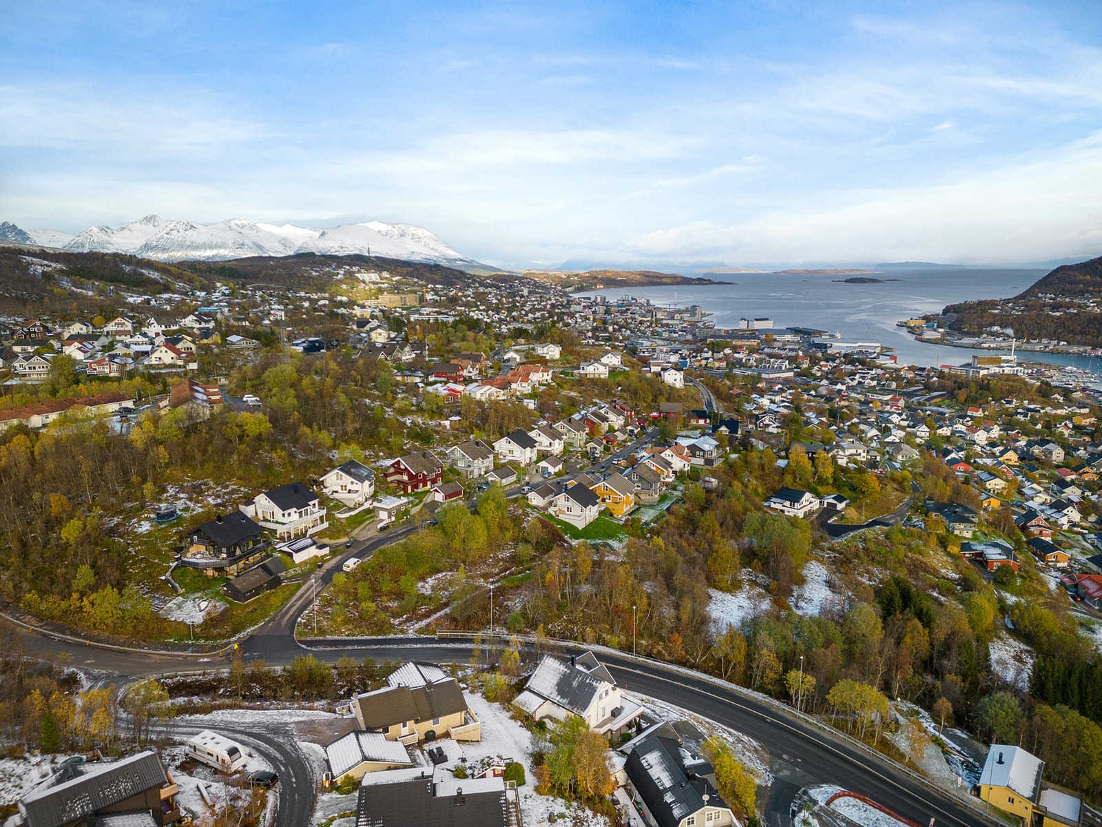 Herfra kjører du til dagligvarebutikk, bakeri, skoler mm på Seljestad på fem minutter Galleribilde