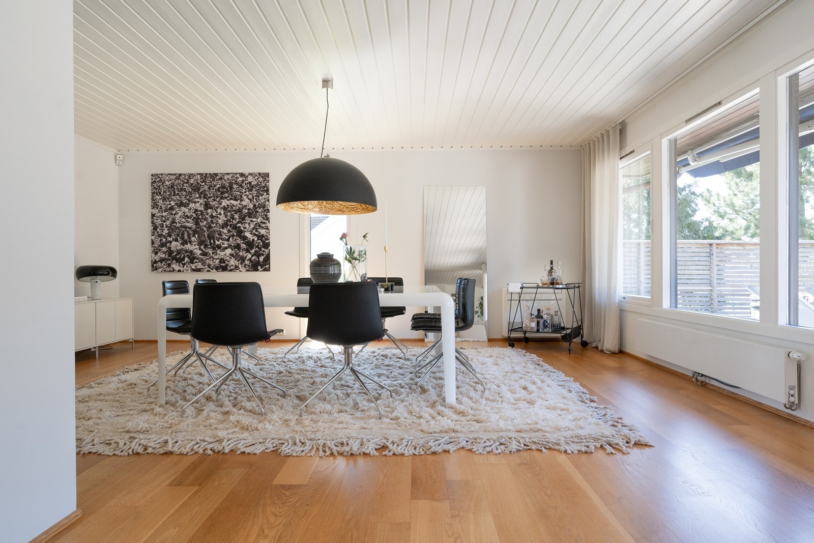 En stor og lys spisestue lengst syd, med god plass for et stort spisebord. Galleribilde