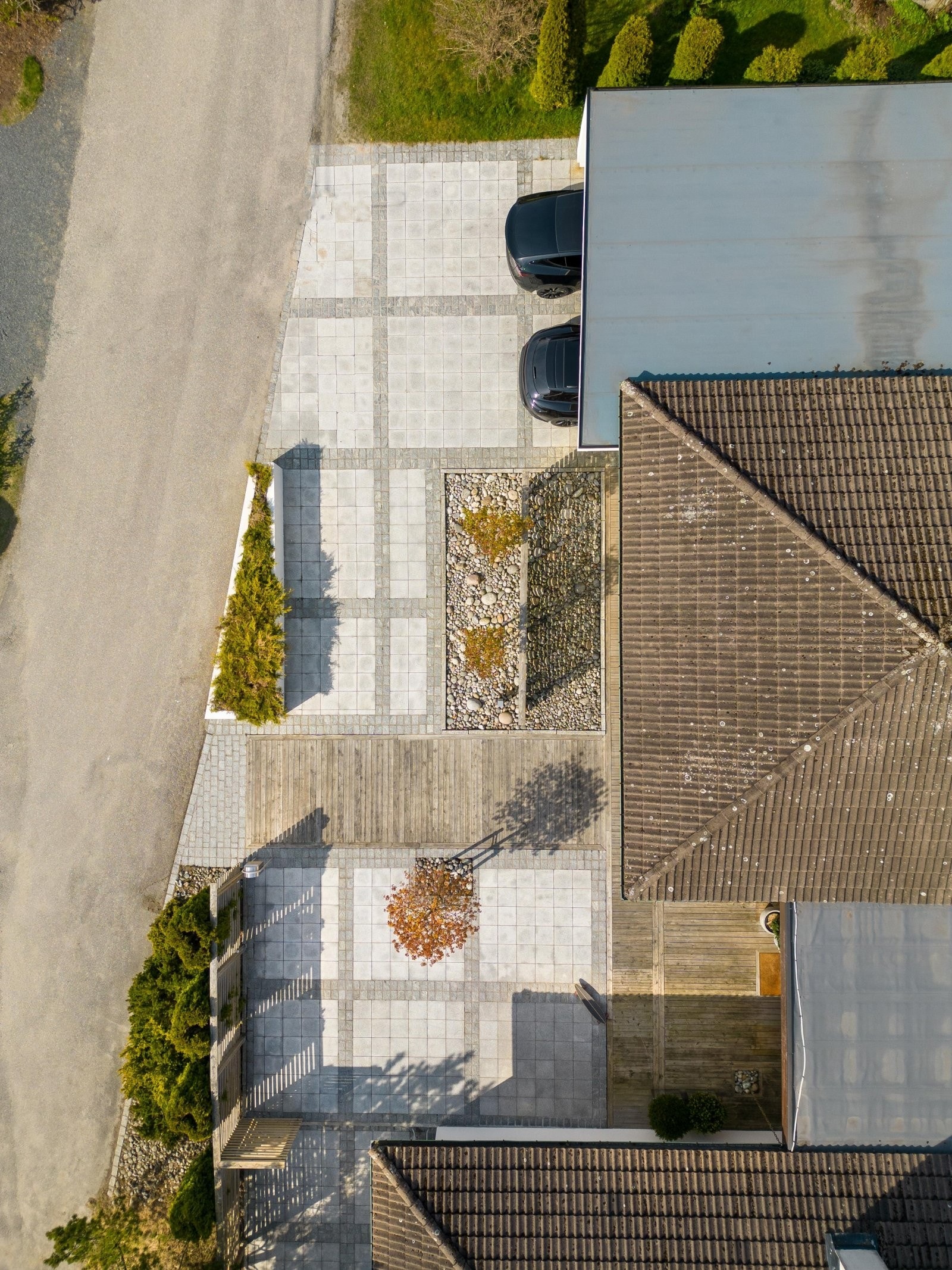 Gårdsplassen er forseggjort og elegant, med mønster preget av stein, betong og tre. Galleribilde