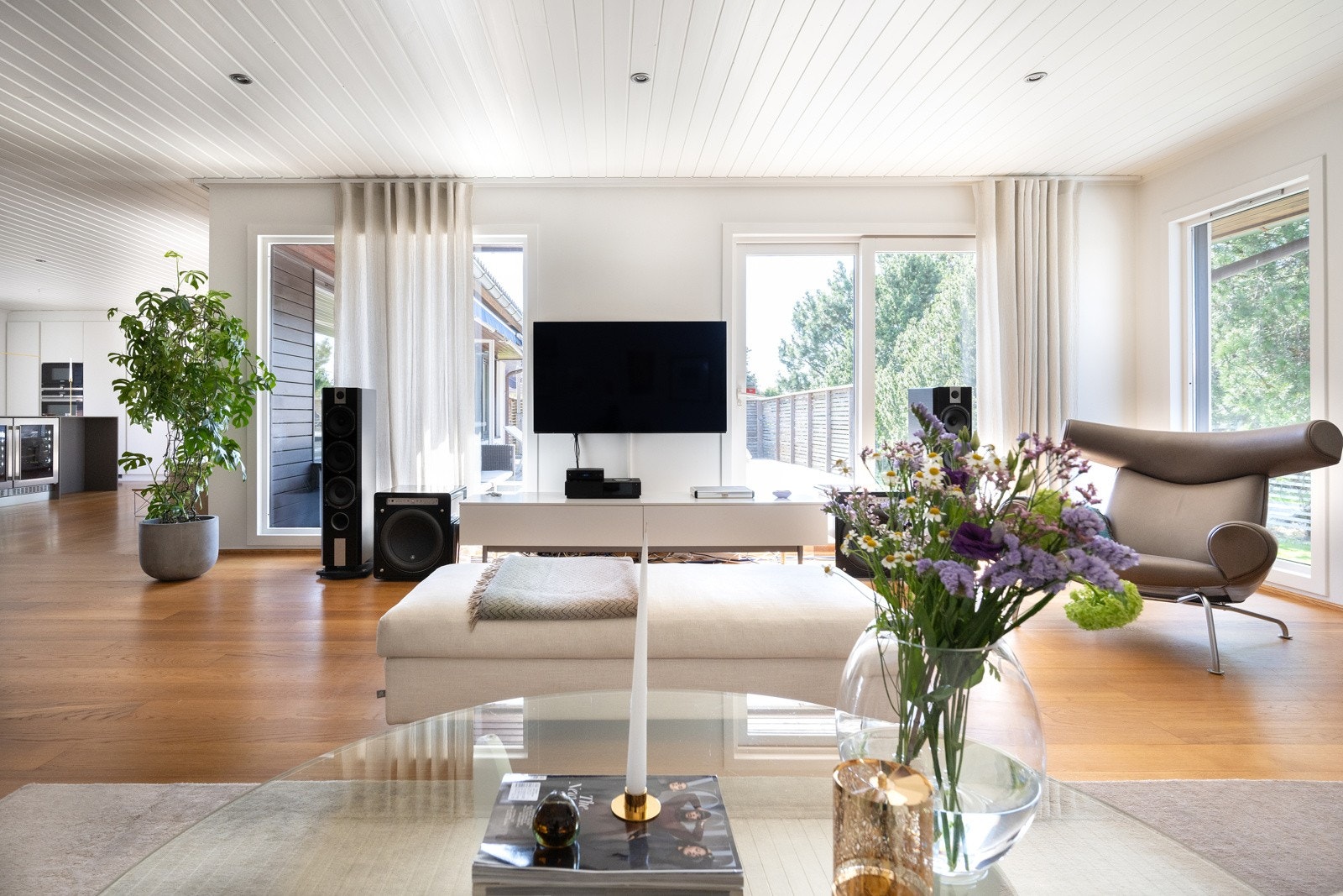 Stuen og kjøkkenet omslutter på sider den store terrassen mot vest. Galleribilde