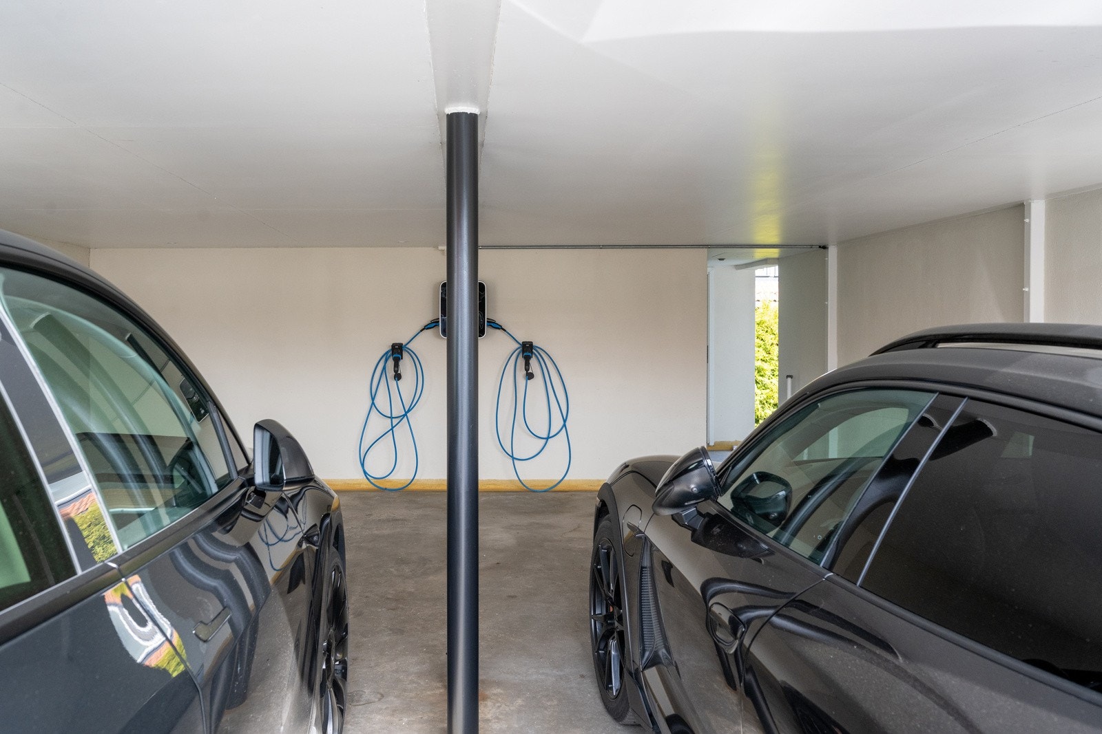 Opplegg for lading av to biler. Galleribilde