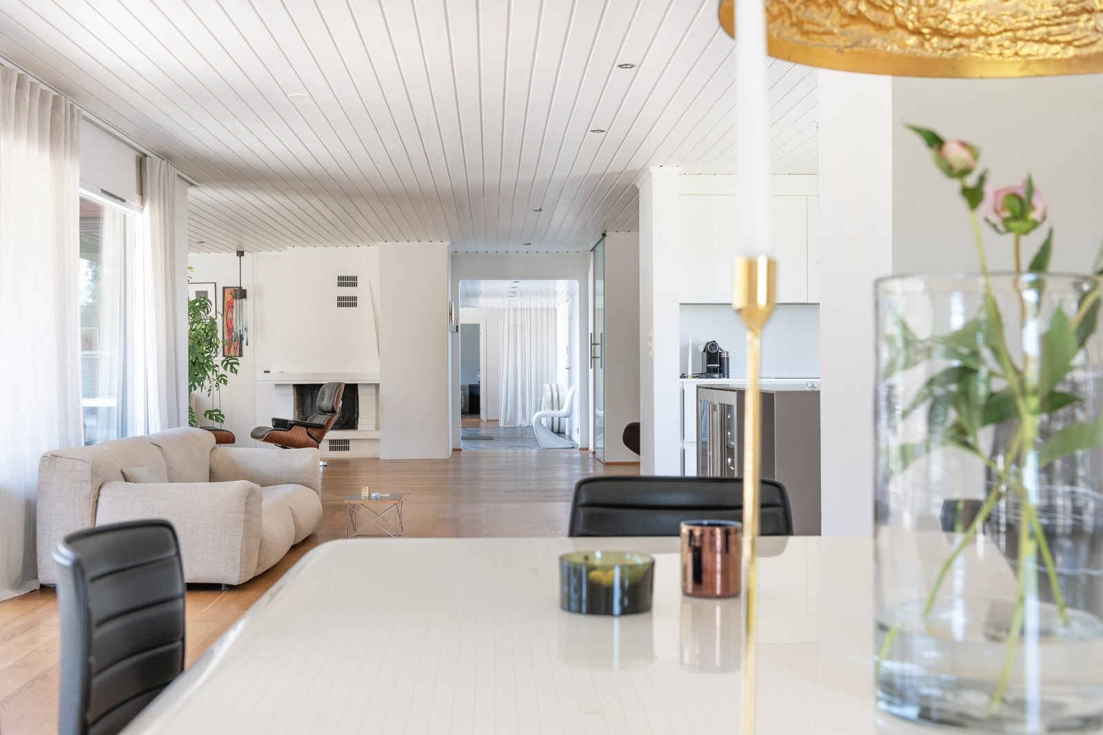 Fra kjøkkenet mot stuen og hallen. Galleribilde