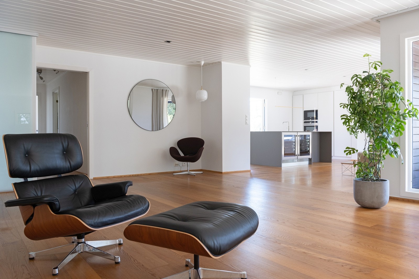 Fra stuen mot kjøkkenet - og gangen inn til den ene soveromsavdelingen. Galleribilde