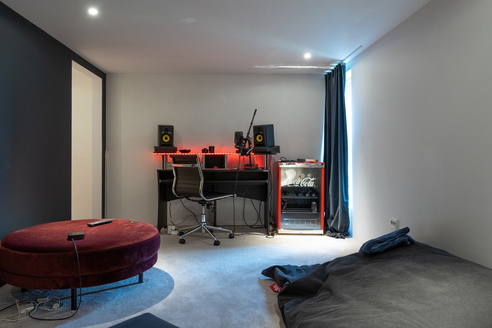 Ett av rommene bak carporten er benyttes for tiden som lydstudio. Galleribilde