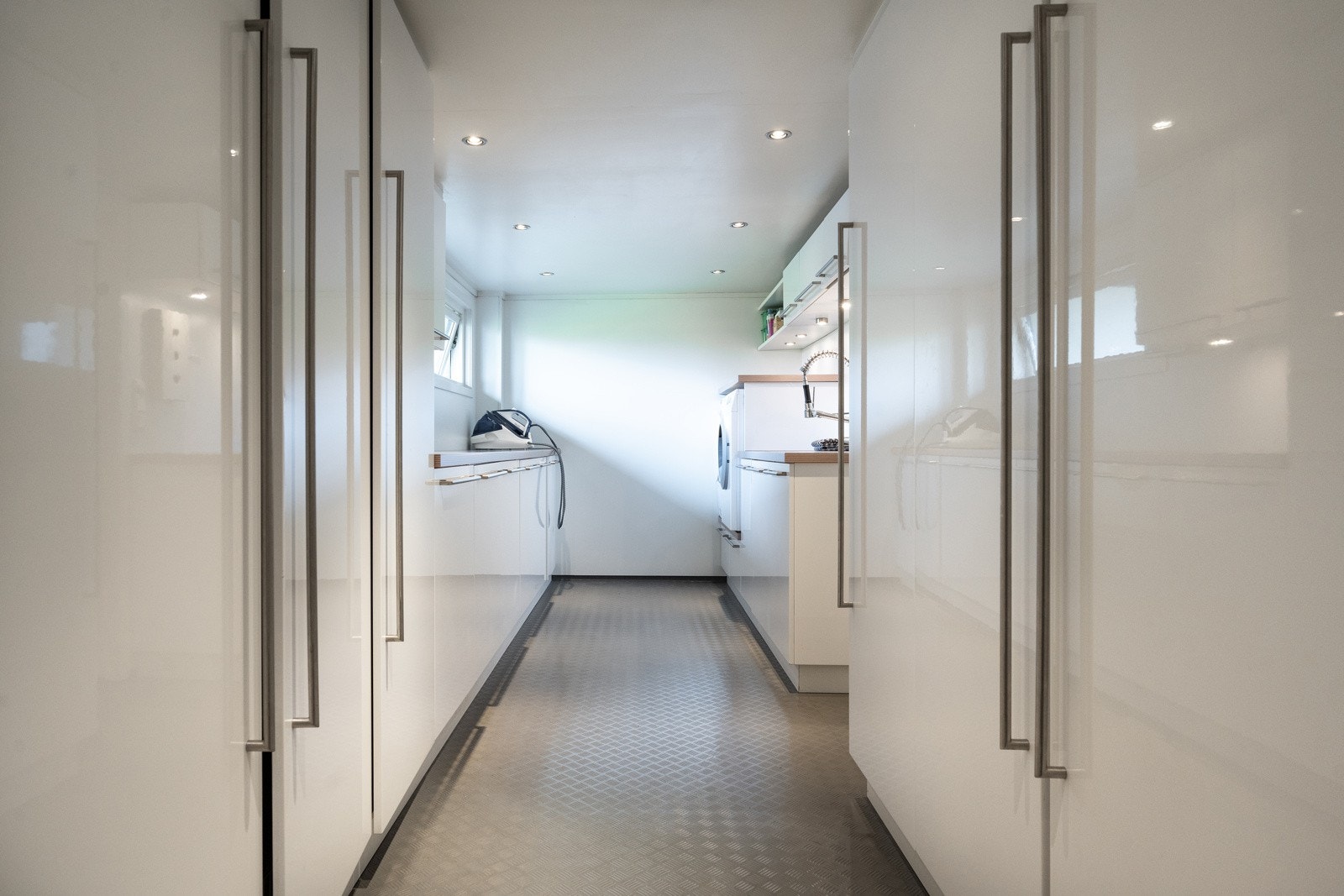 Innredniger for lintøy, men også to fryseskap er plassert i det store vaskerommet. Galleribilde