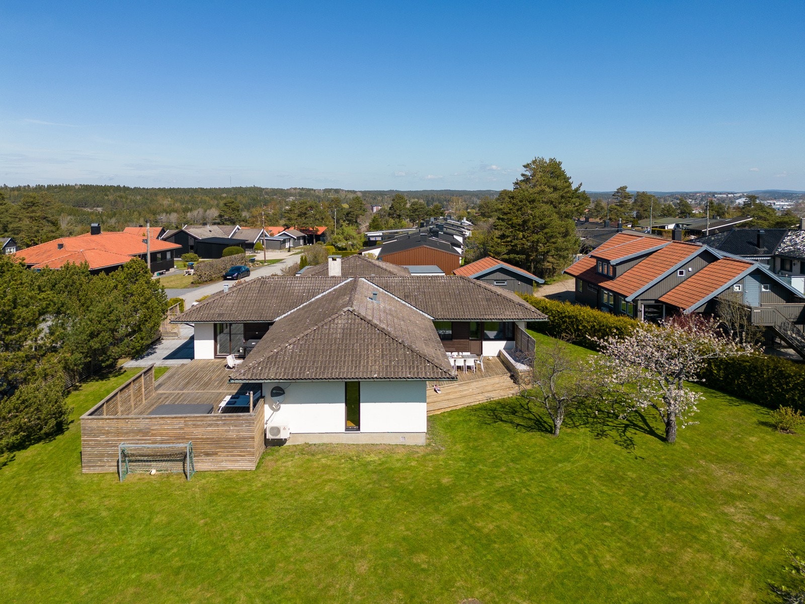 Omgitt av en stor, skjermet hage. Galleribilde