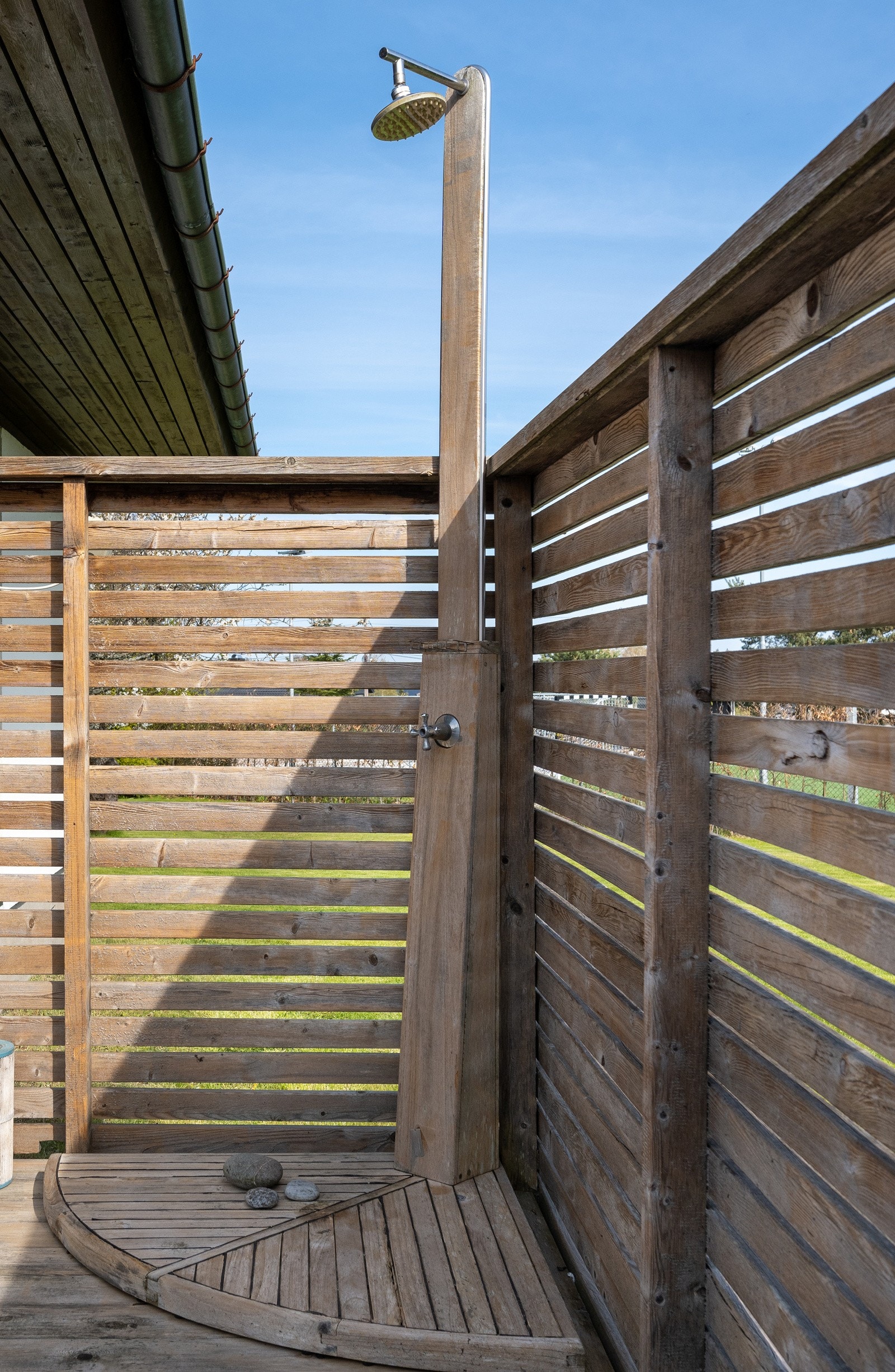 Når solen står på, kan du forfriske deg med en utedusj. Galleribilde