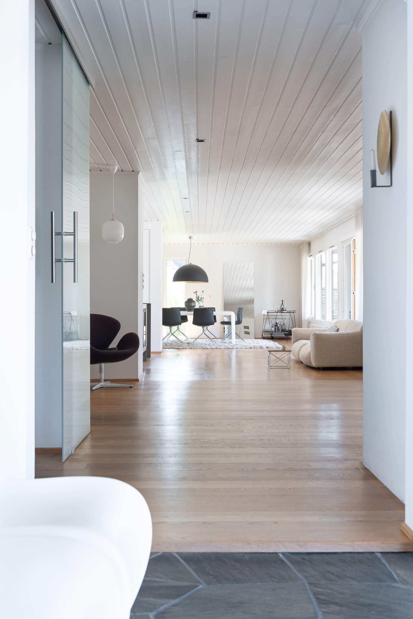 Innenfor døren oppfatter du siktlinjene i hele husets lengde. Galleribilde