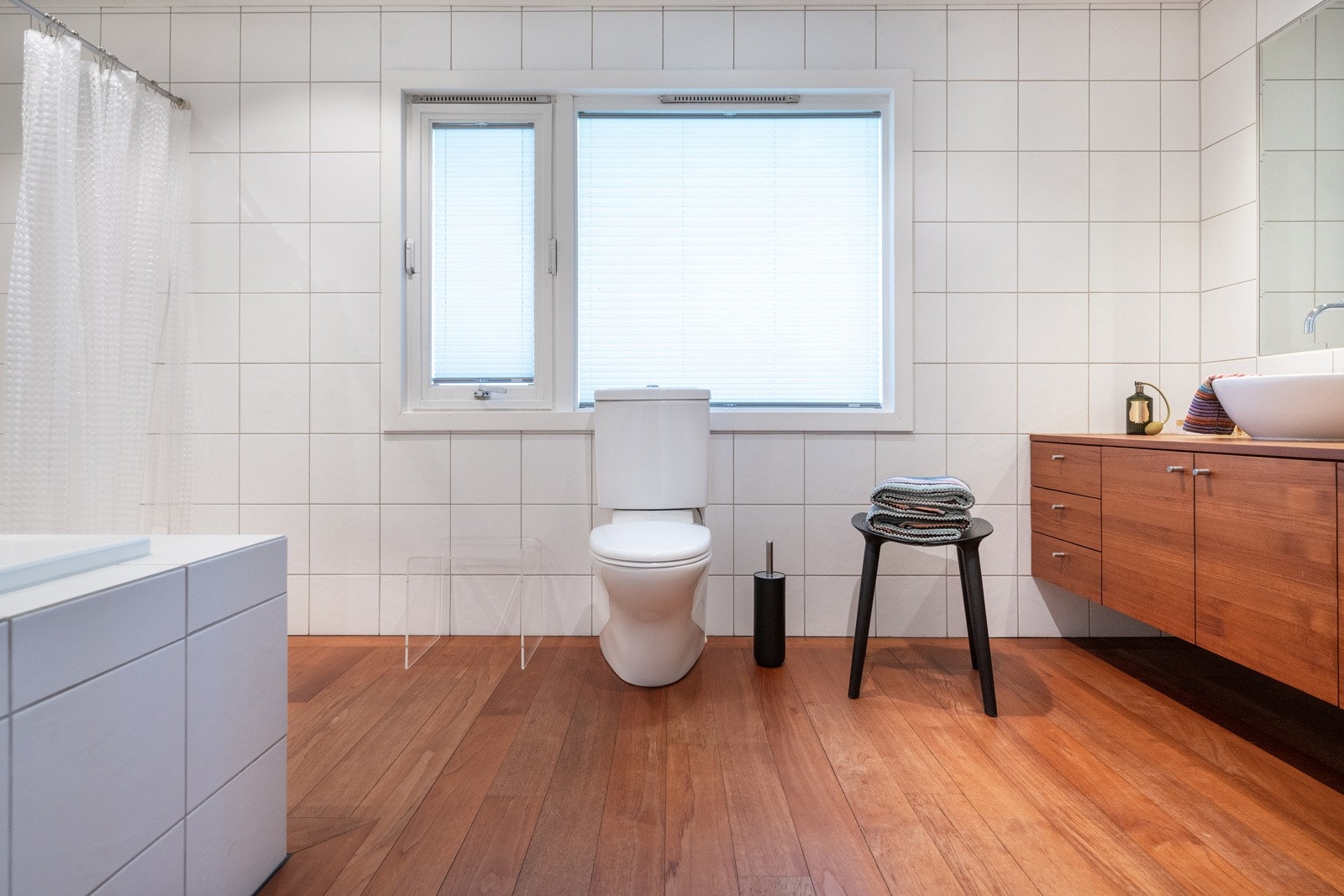 En varmt og delikat bad med gulv og innredning av teak. Galleribilde