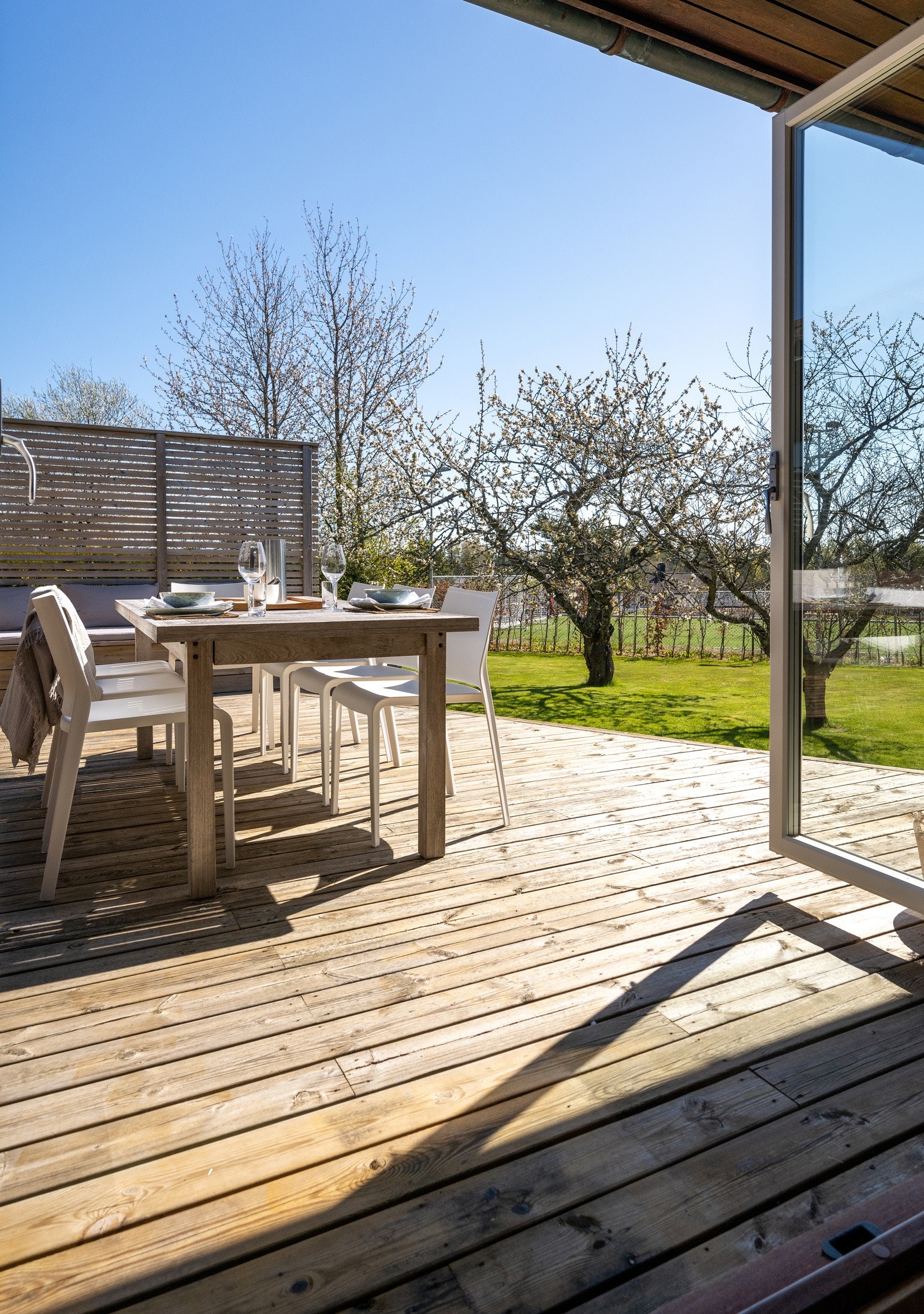 Den naturlige frokostplassen på sommeren, rett ut fra kjøkkenseksjonen. Galleribilde