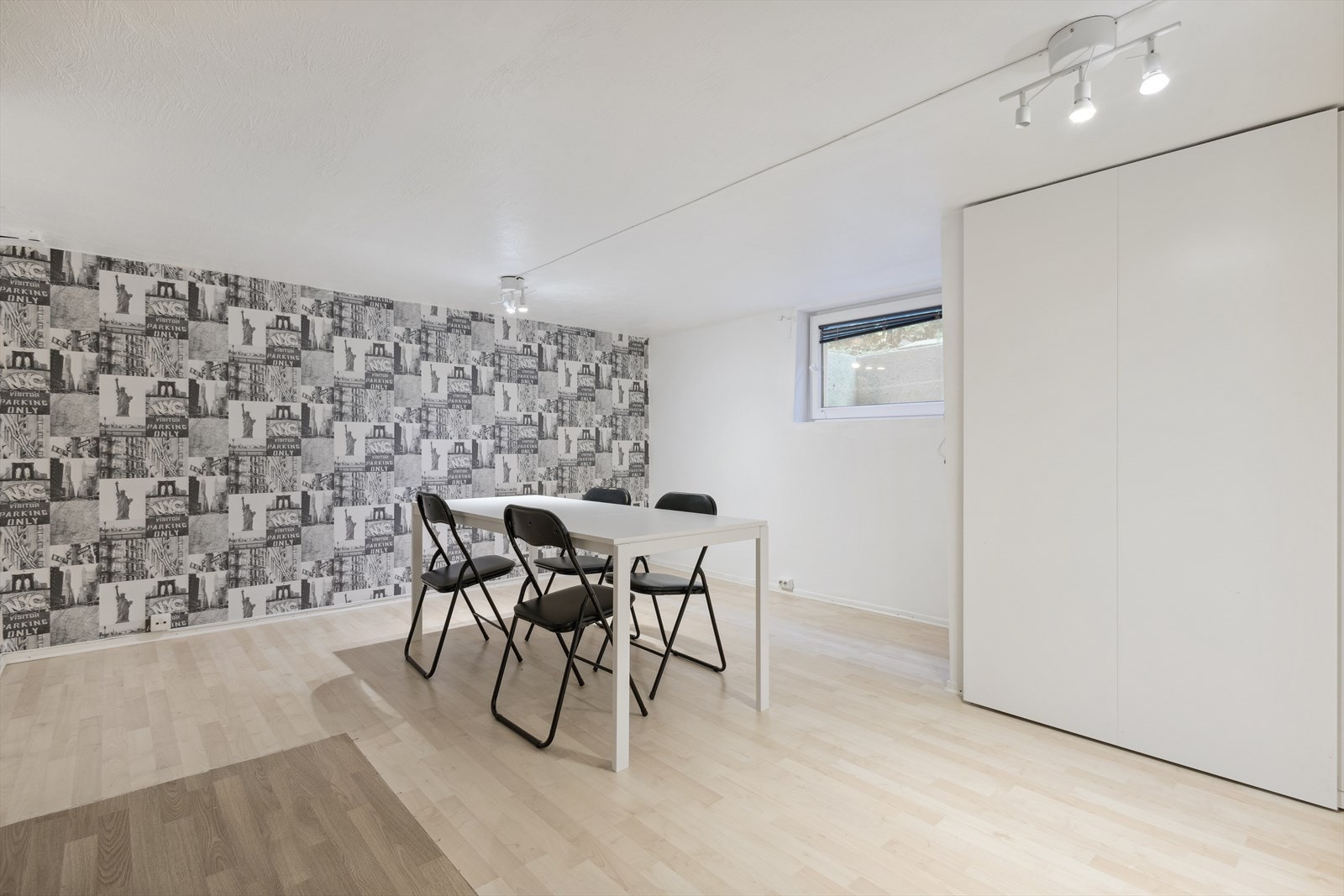 Rommet er innredet som kjellerstue. Galleribilde