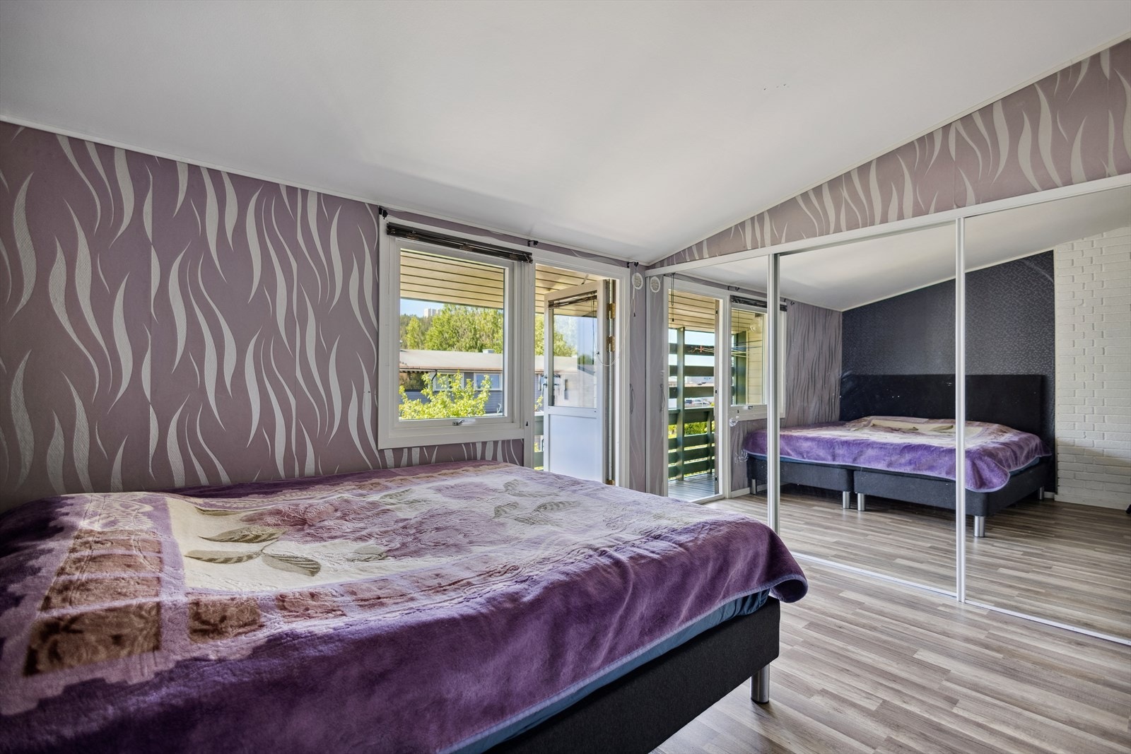 Det største soverommet har god plass til dobbeltseng og nattbord i tillegg til innbygd skyvedørsgarderobe med speilflater. Galleribilde