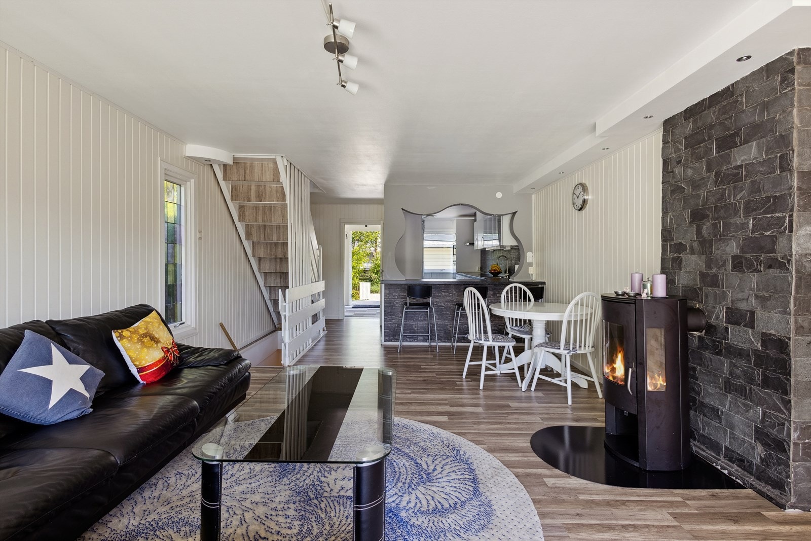 Den effektive vedovnen sørger for ekstra varme og kos de kjølige dagene. Galleribilde