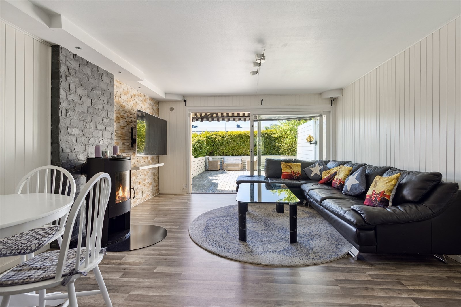 Den gjennomgående endeløsningen og de store vindusflatene gjør stuen til et lyst og luftig oppholdsrom. Galleribilde