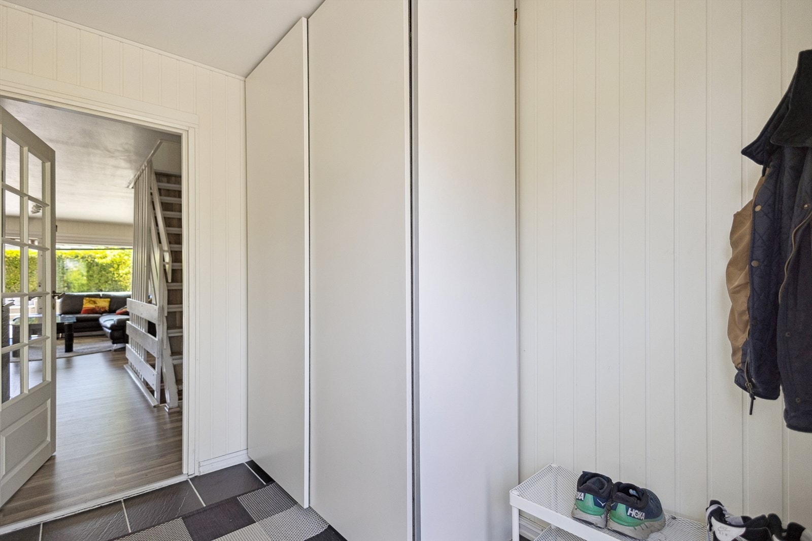 Innenfor døren trer du inn i et praktisk vindfang med beskyttende fliser på gulvet. Her er det plass til skoskap og oppheng i tillegg til medfølgende skyvedørsgarderobe. Galleribilde