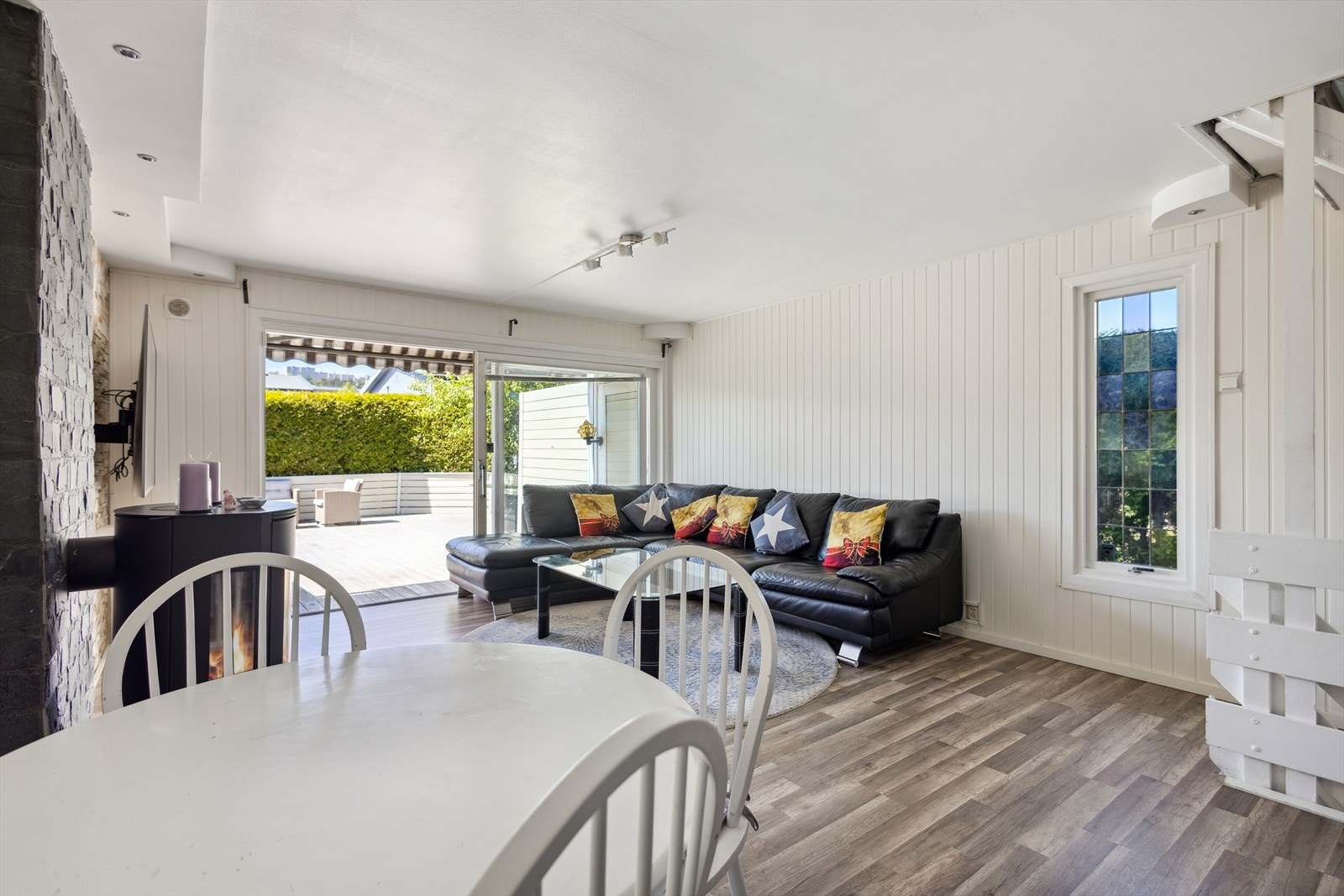 I stuen er det plass til både sofagruppe og spisebord. Galleribilde