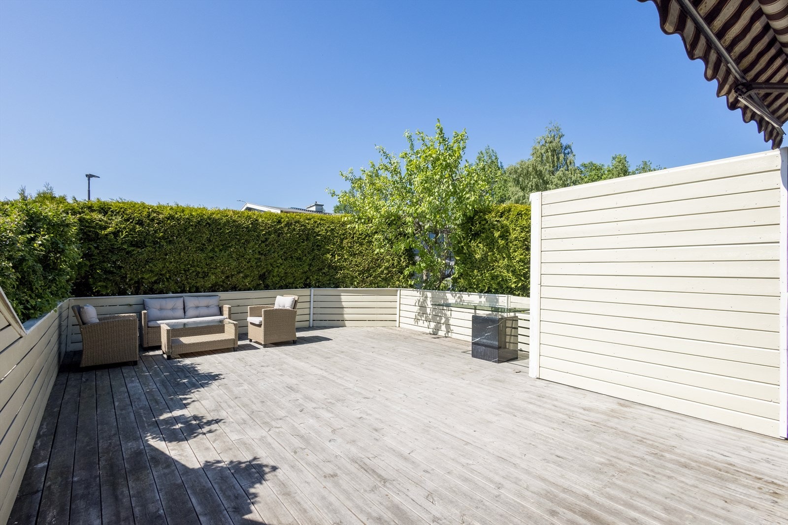 Fra stuen har du utgang til en stor vestvendt terrasse på 37.5 m² med meget gode solforhold. Galleribilde