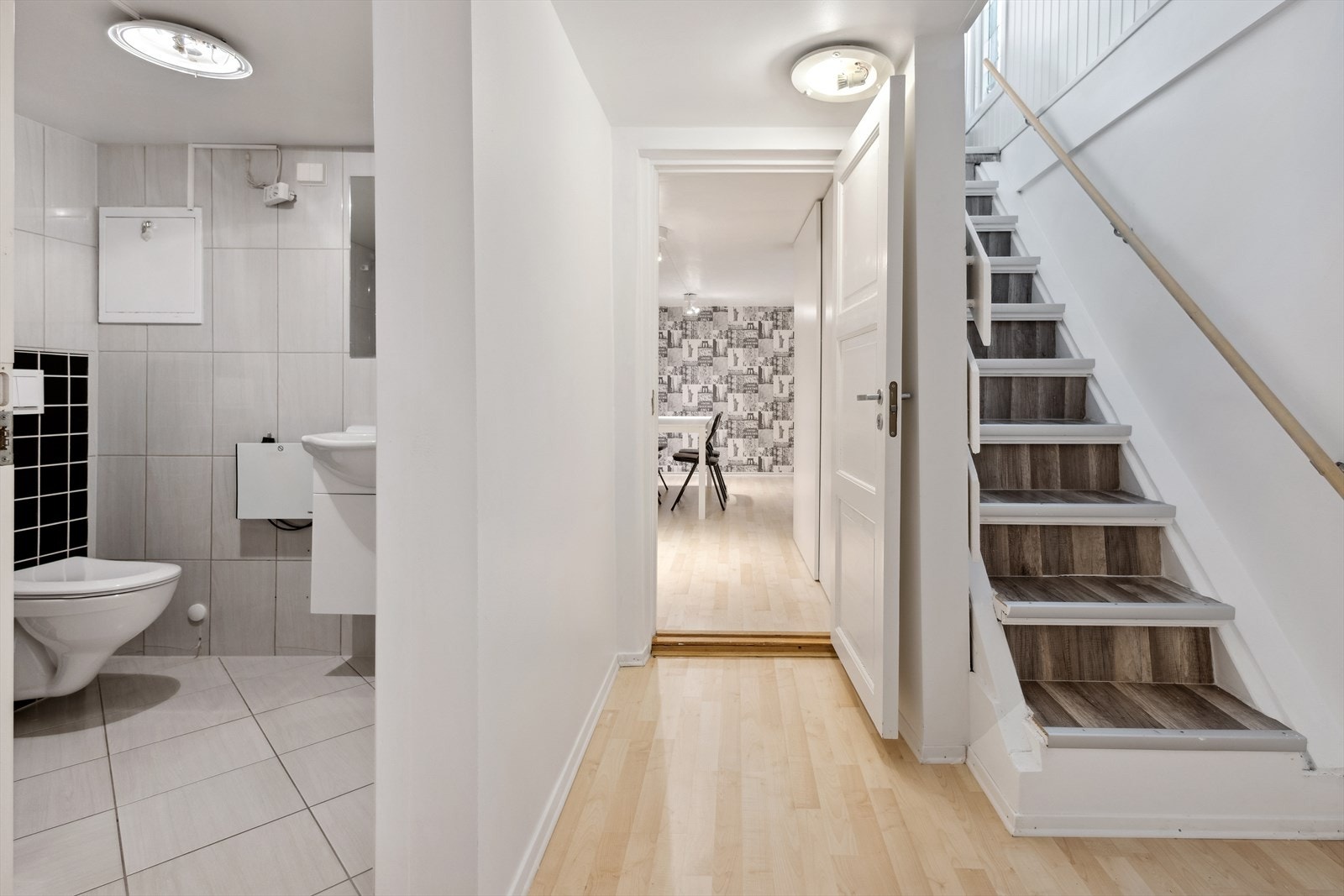 Gang inn til bad, ''kjellerstue'' og ''soverom''. Galleribilde