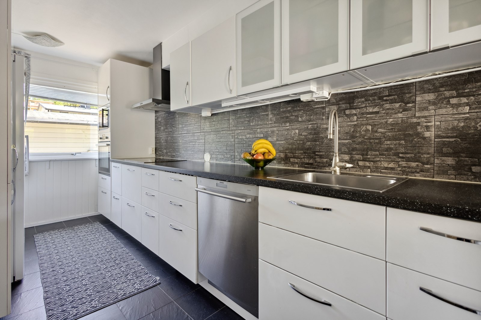 Eget kjøkkenrom med delvis åpen løsning mot stuen. Galleribilde