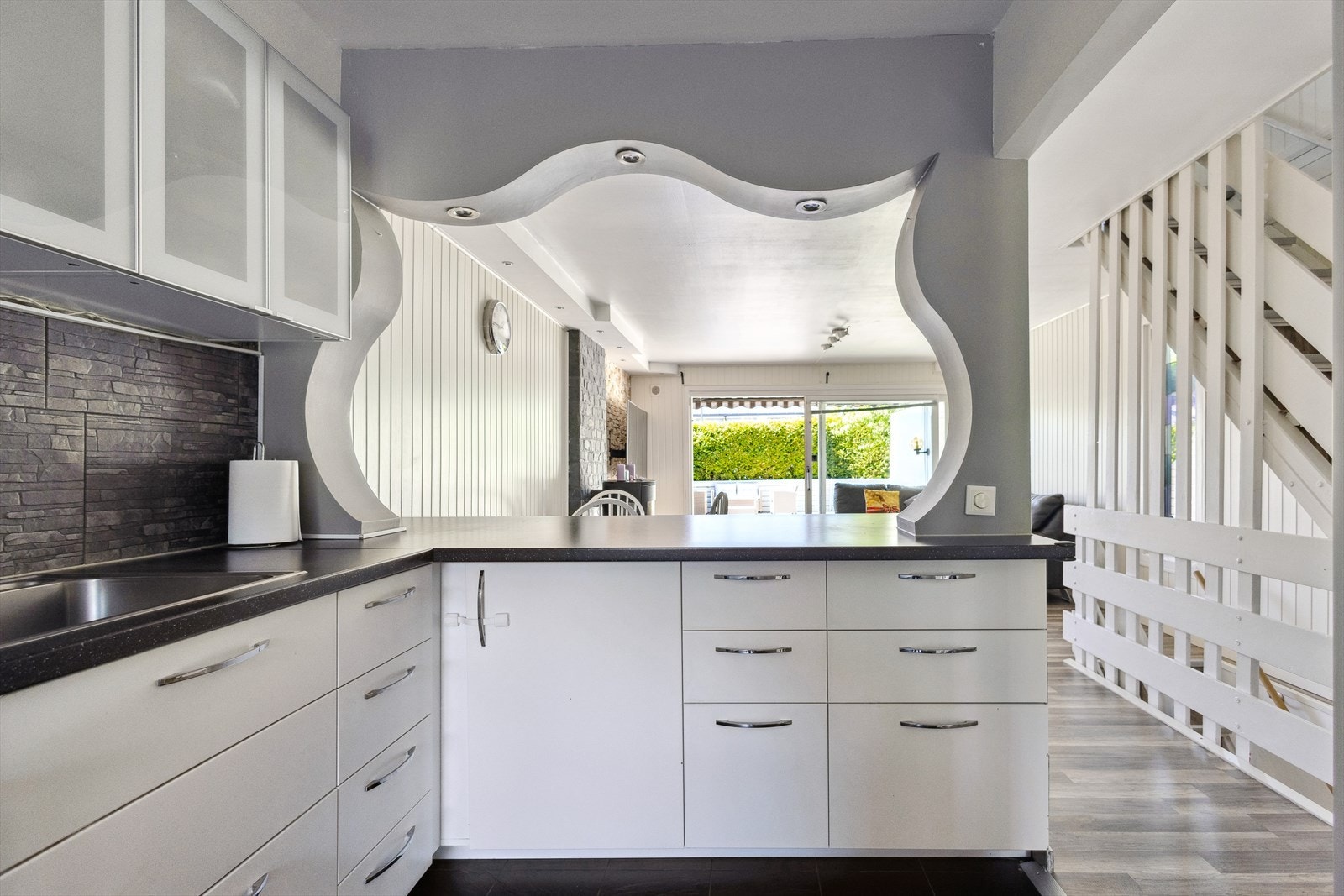 Mørke skiferlignende fliser pryder og beskytter bakveggen og ventilatoren har utkast til friluft. Det er også flislagt gulv på kjøkkenet. Galleribilde