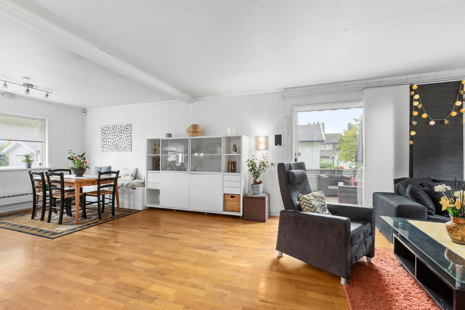 God plass til sittegrupper og spisestue Galleribilde