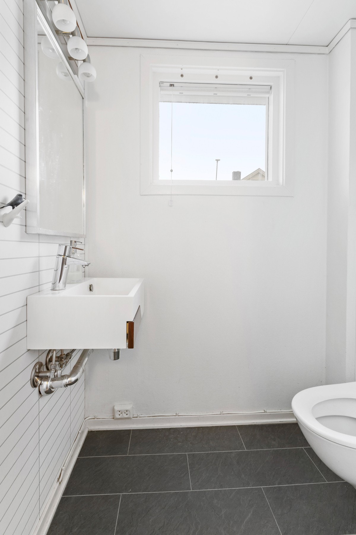 Toalettrom utstyrt med veggmontert wc og servant - Gulvvarme. Galleribilde
