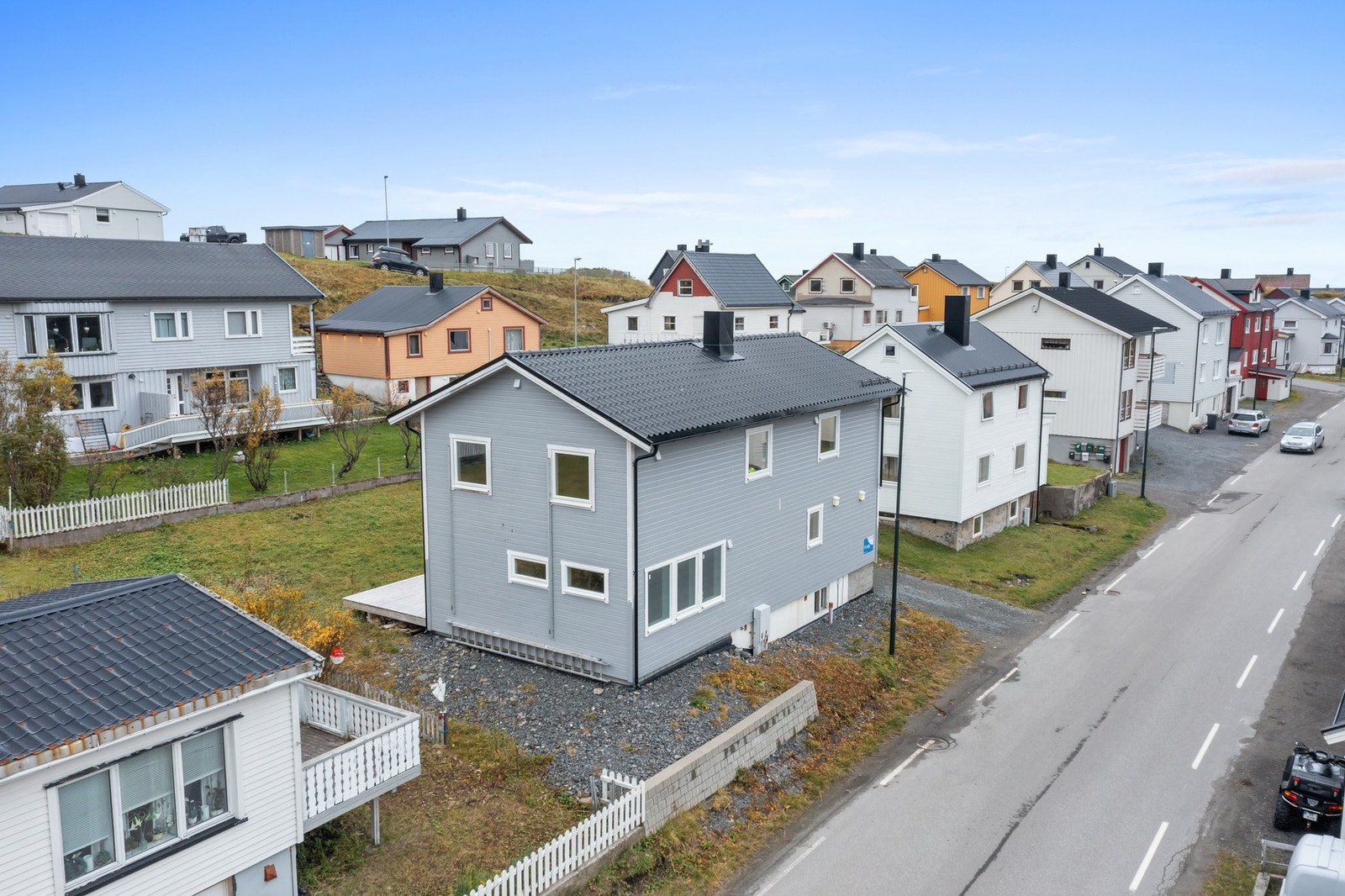 Velkommen på visning i Hovedveien 86 med fire soverom, loftstue, stor hage og flott utsikt! Galleribilde