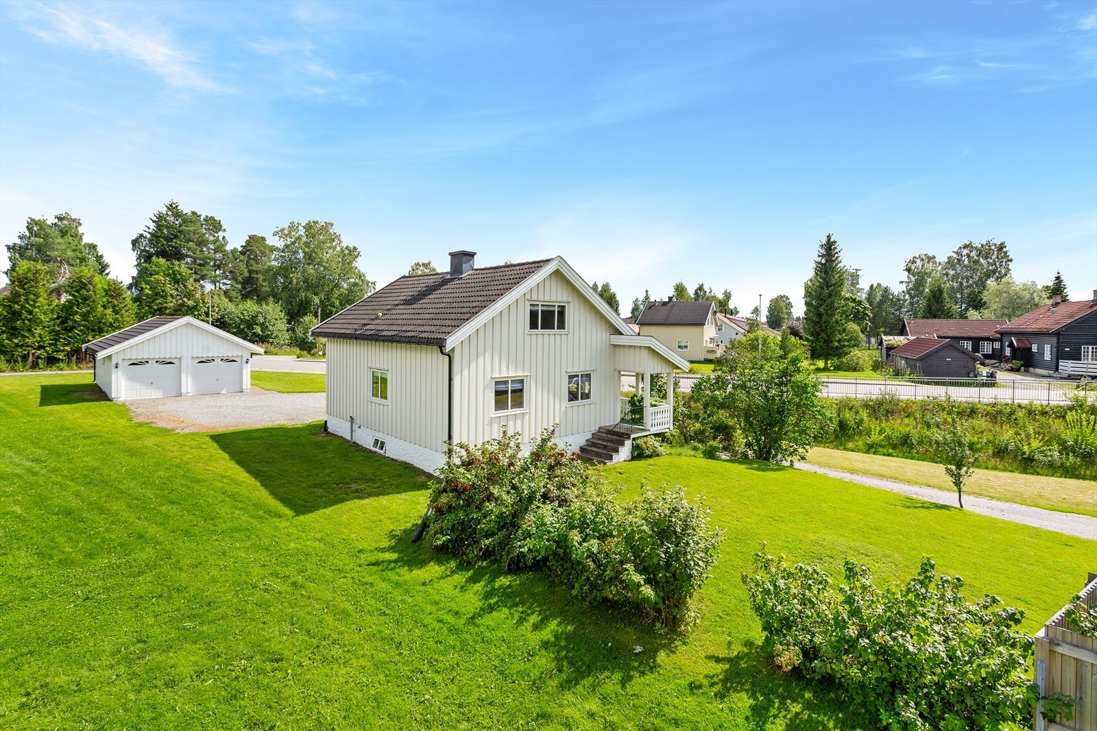 Nannestadvegen 484 inviterer til at hele familien storkose seg - enten om det er fotballsparking hagen eller nyte sene sommerkvelder på eiendommen. Galleribilde