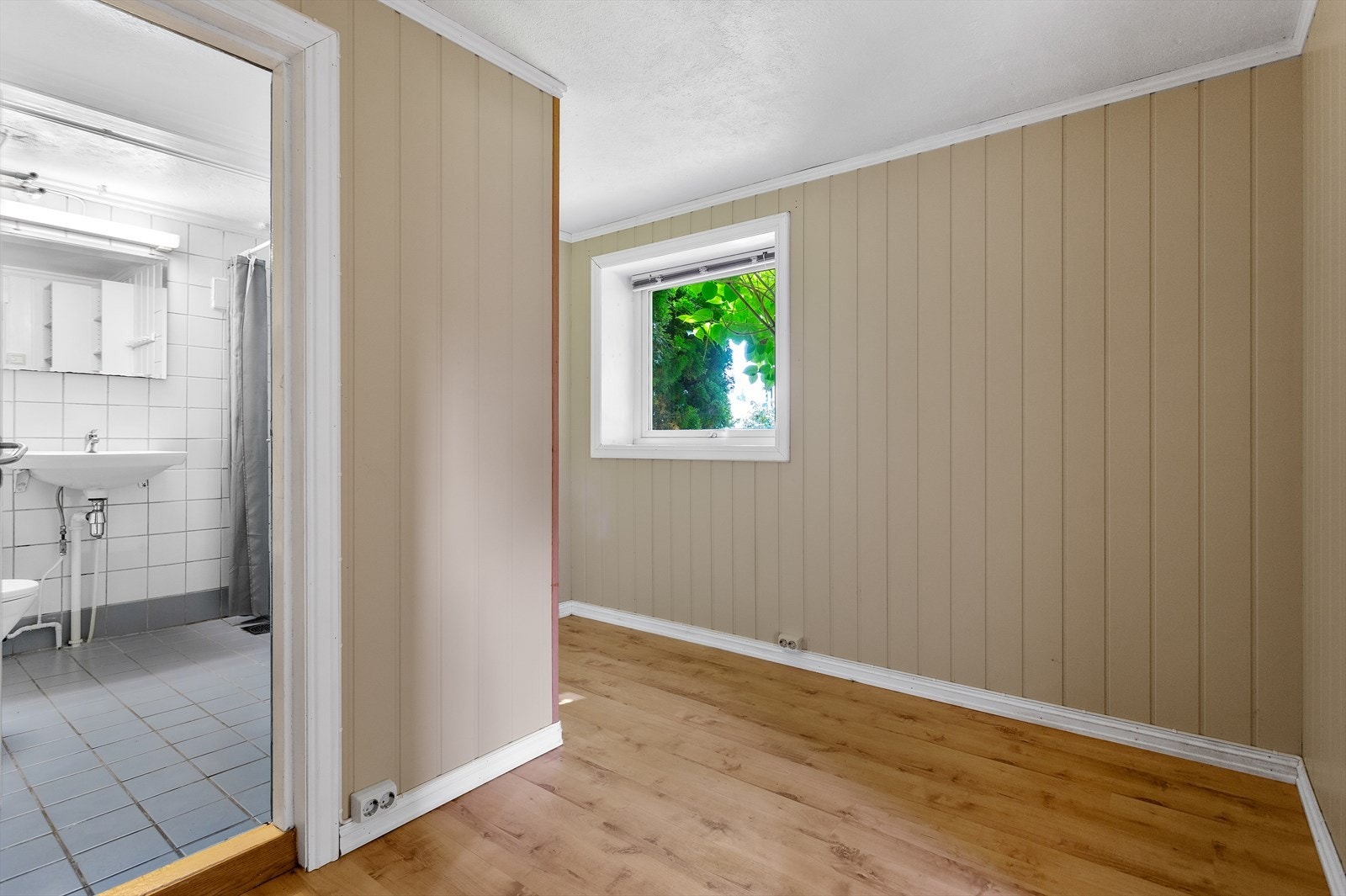 Kjellerstue med god takhøyde. I kjelleretasjen har du også egen inngang. Galleribilde