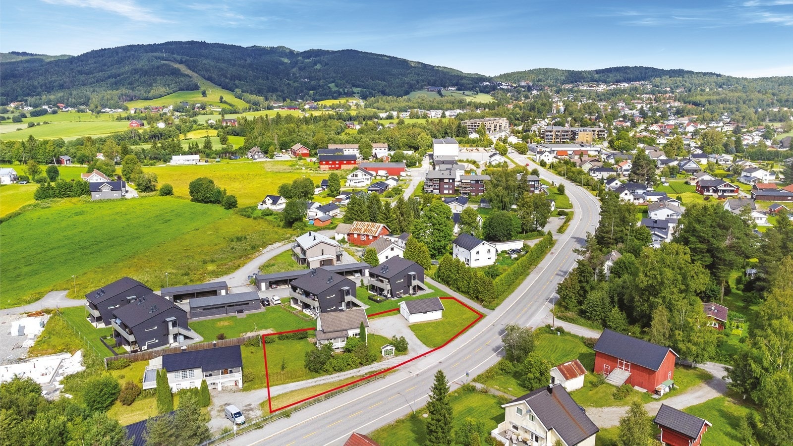 Er du på utkikk etter en eiendom hvor det er godt med boltreplass, sentralt og samtidig ha naturskjønne omgivelser rett i nærheten? Da bør du ta en titt på denne! Galleribilde