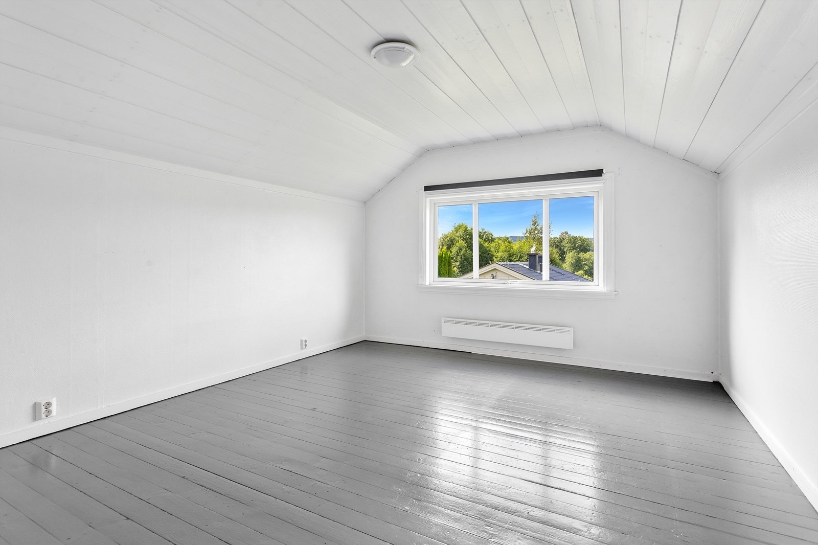Hovedsoverommet har godt med gulvareal og har plass til både dobbeltseng og tilhørende møblement. Galleribilde