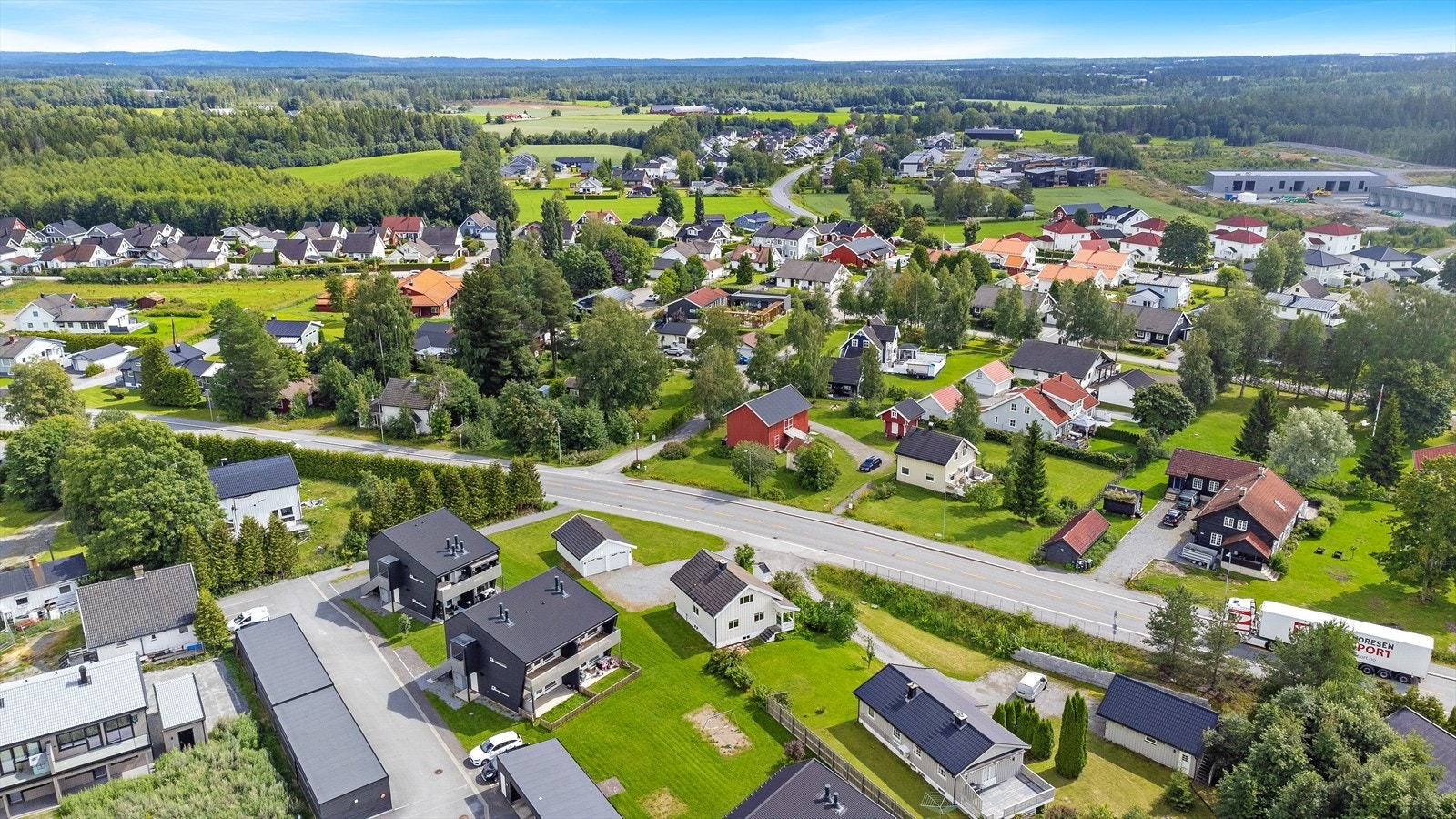 Nannestad er en naturskjønn og vakker bygd hvor det er fredelig og godt å bo. Nordåsen, Hadelandsåsen og Romeriksåsen byr på mil etter mil med velpreparerte langrennsløyper. Og alt dette får du i Nannestadvegen 484! Galleribilde