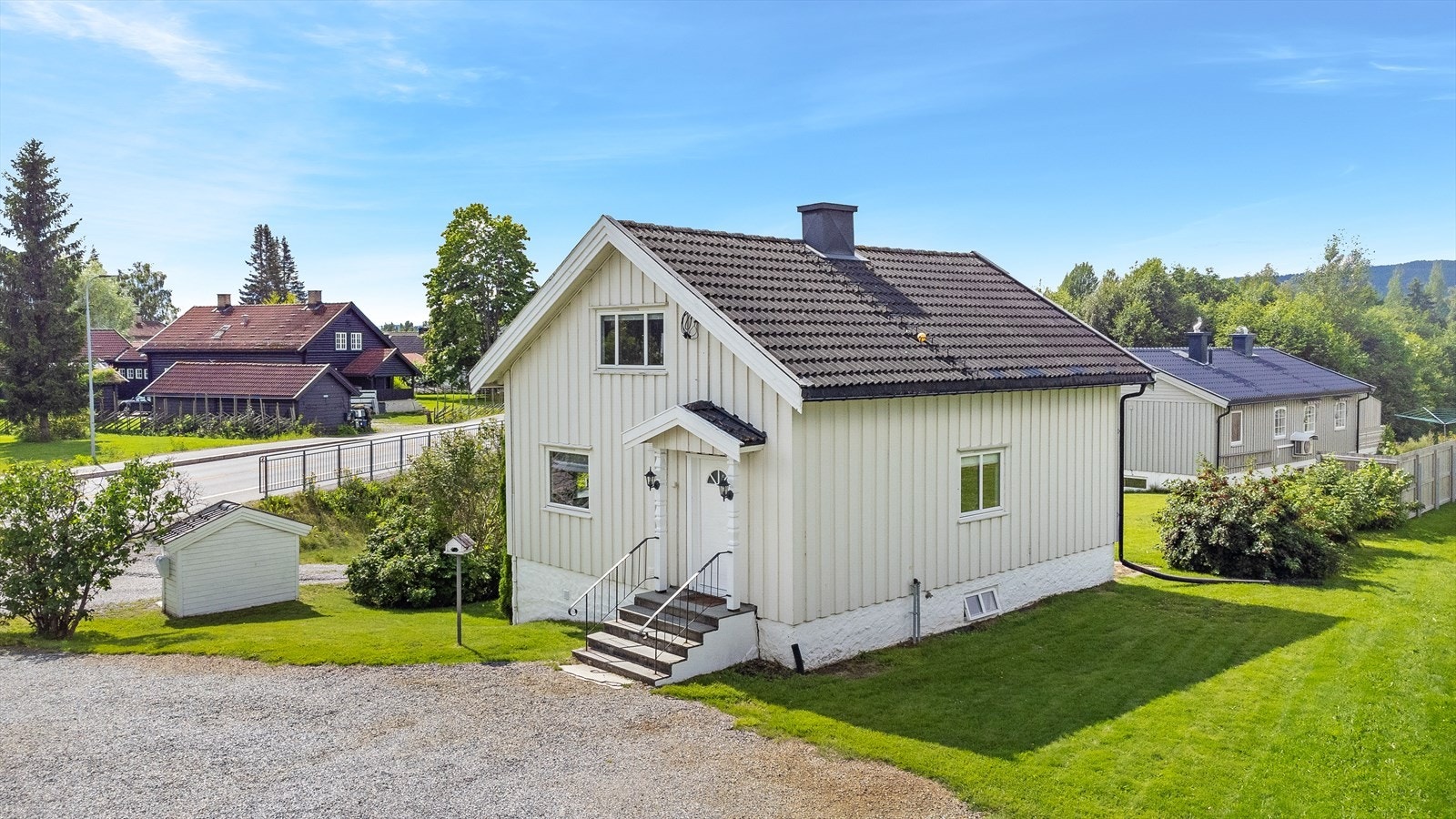 Boligen ligger sentralt til i Maura med gangavstand til barnehage, skoler, offentlig kommunikasjon og dagligvare forretninger. Galleribilde