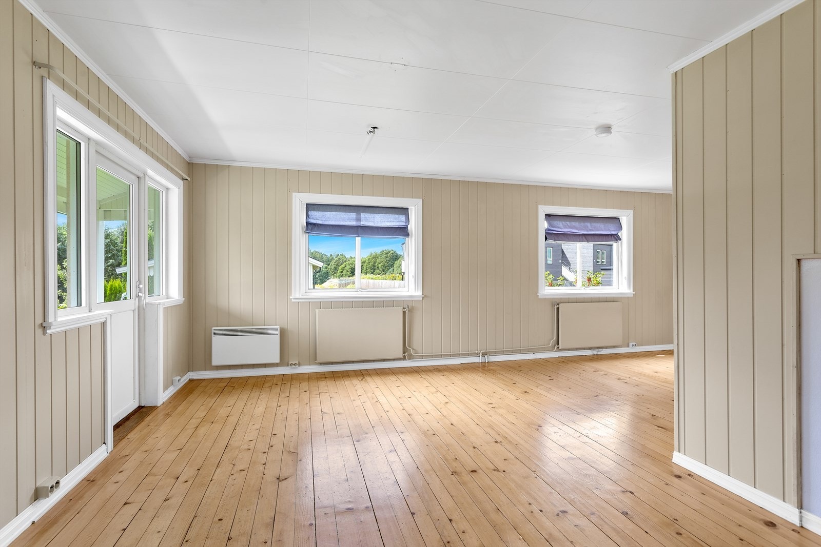 Boligen holder en gjennomgående og sjarmerende stil med bl.a. originale furu tregulv og panel på veggene. Galleribilde