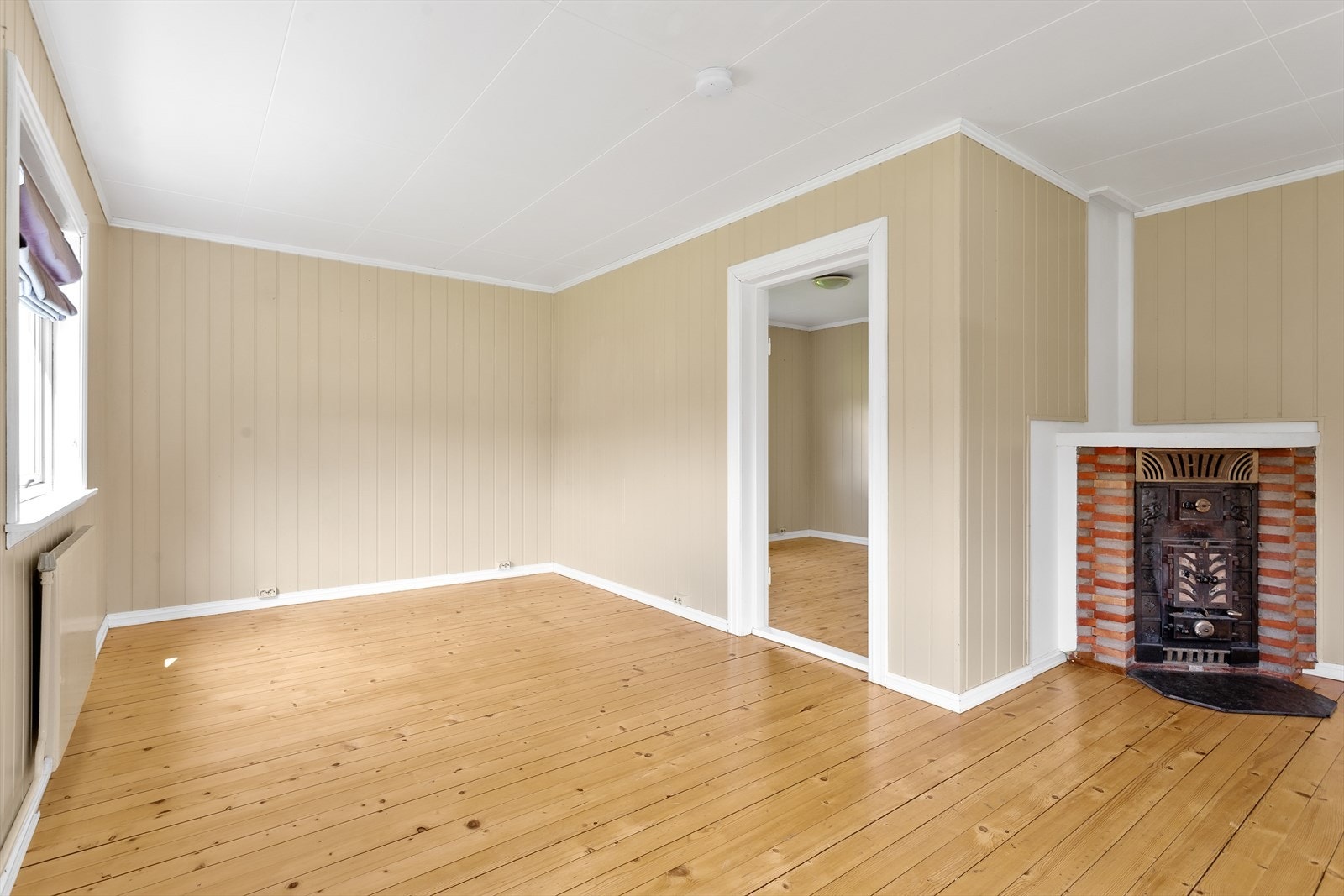 Lys og trivelig stue med plass til flere sittegrupper. Galleribilde