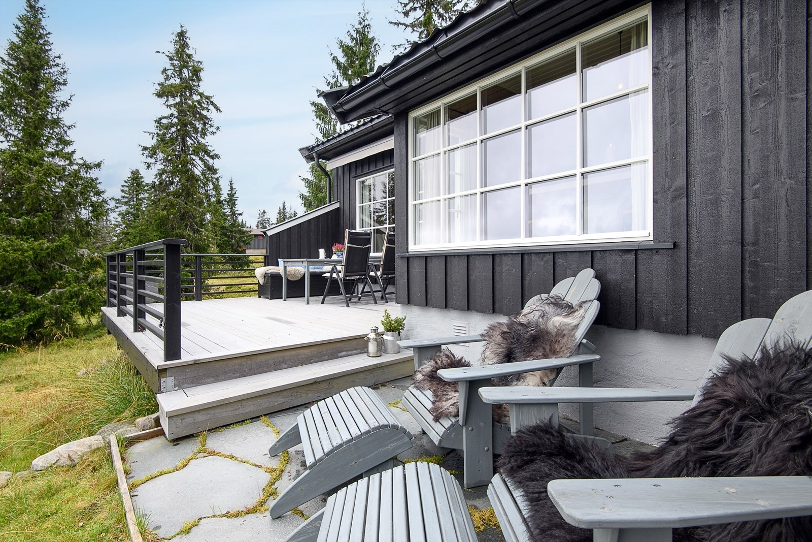 Skiferlagt plate med plass til sittegruppe Galleribilde