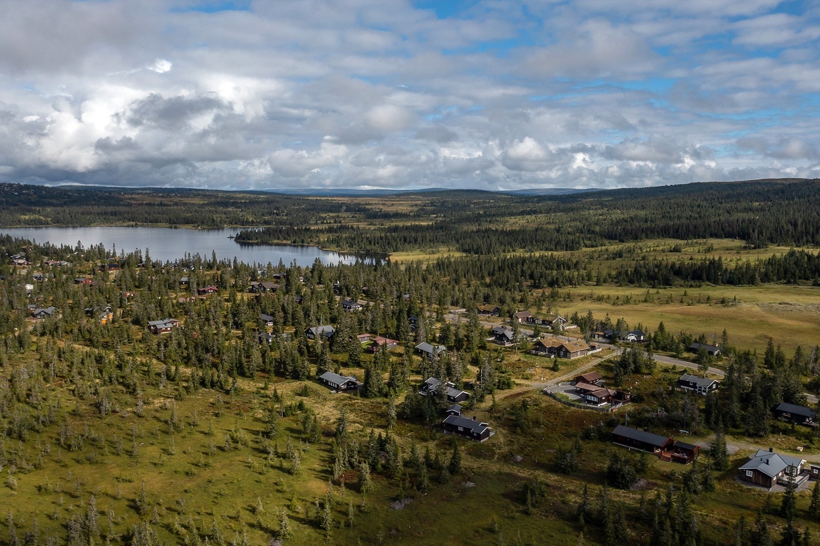 En kort tur fra eiendommen er Sjusjøvannet med bade- og fiskemuligheter Galleribilde