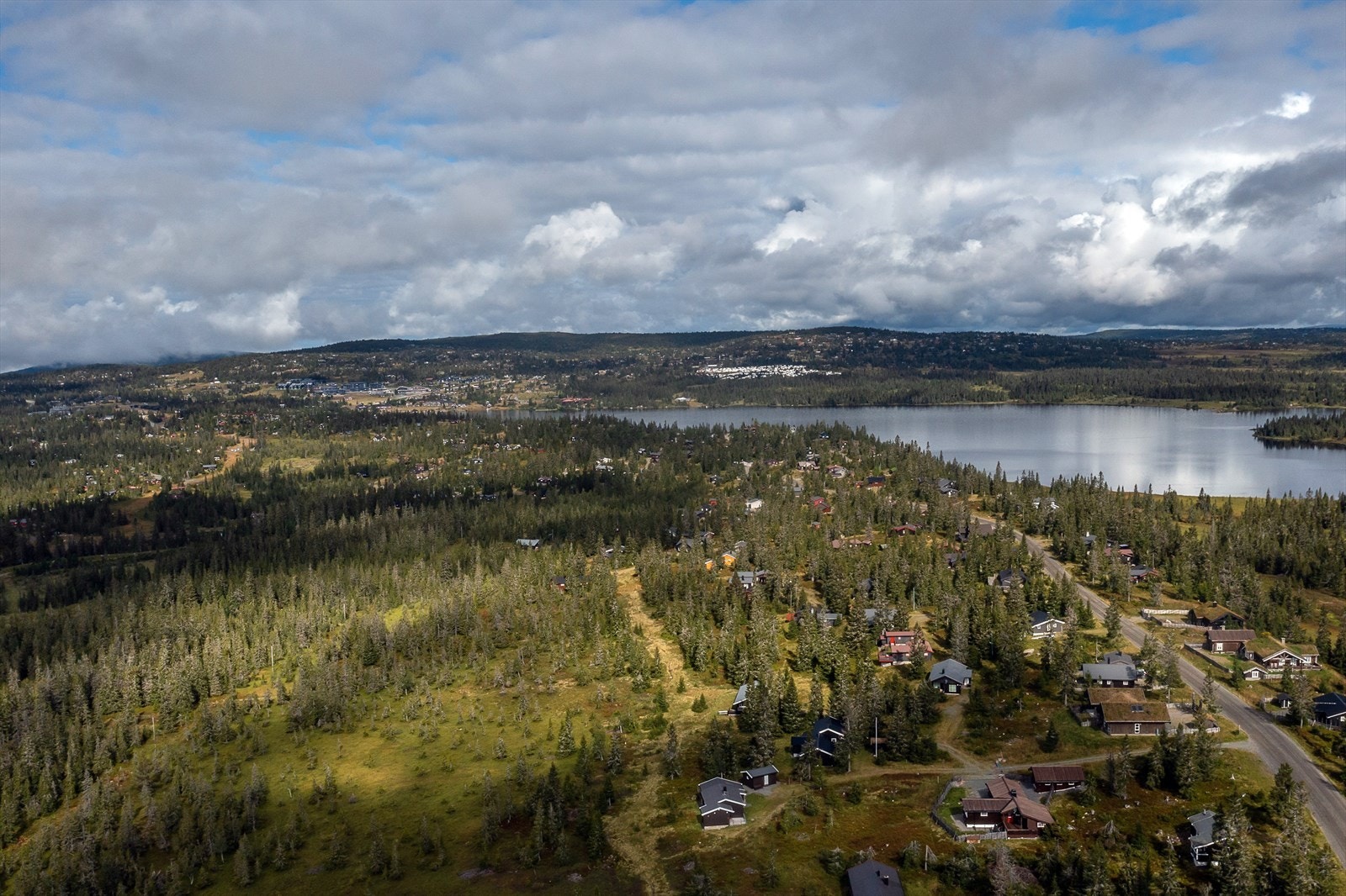 En kort kjøretur til Sjusjøen sentrum med dagligvare og sportsforretning Galleribilde