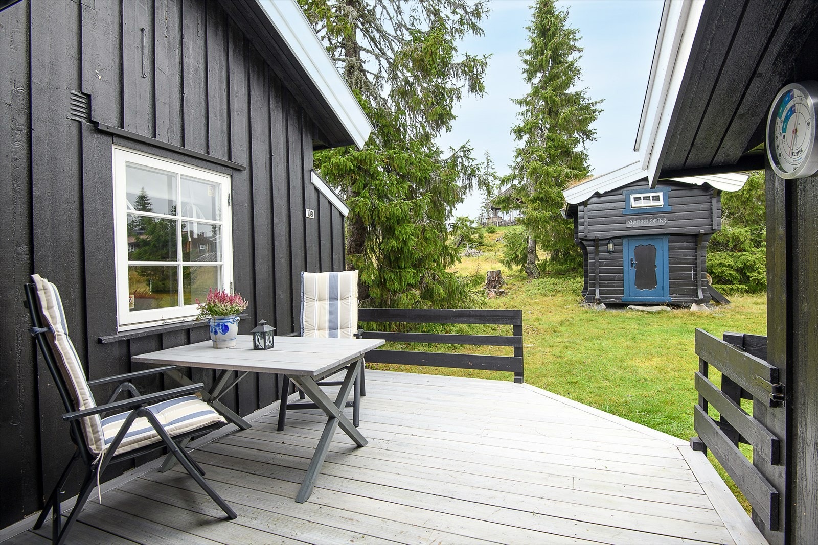 Terrasse ved inngangsparti hvor morgensolen kan nytes Galleribilde