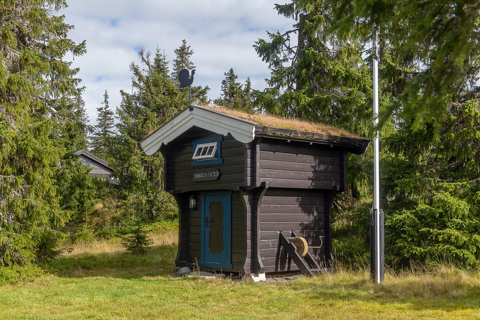 Frittstående stabbur med plass til oppbevaring Galleribilde