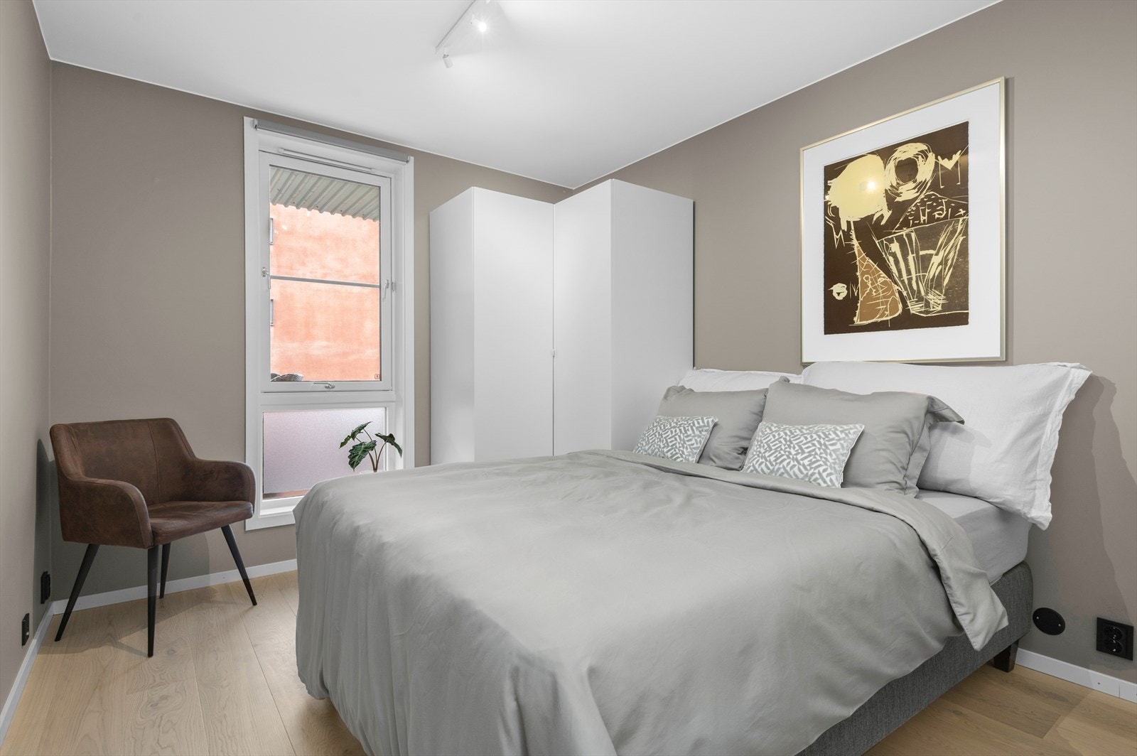 Stort og behagelig soverom på 11 m² med god plass til større garderobeløsning. Galleribilde