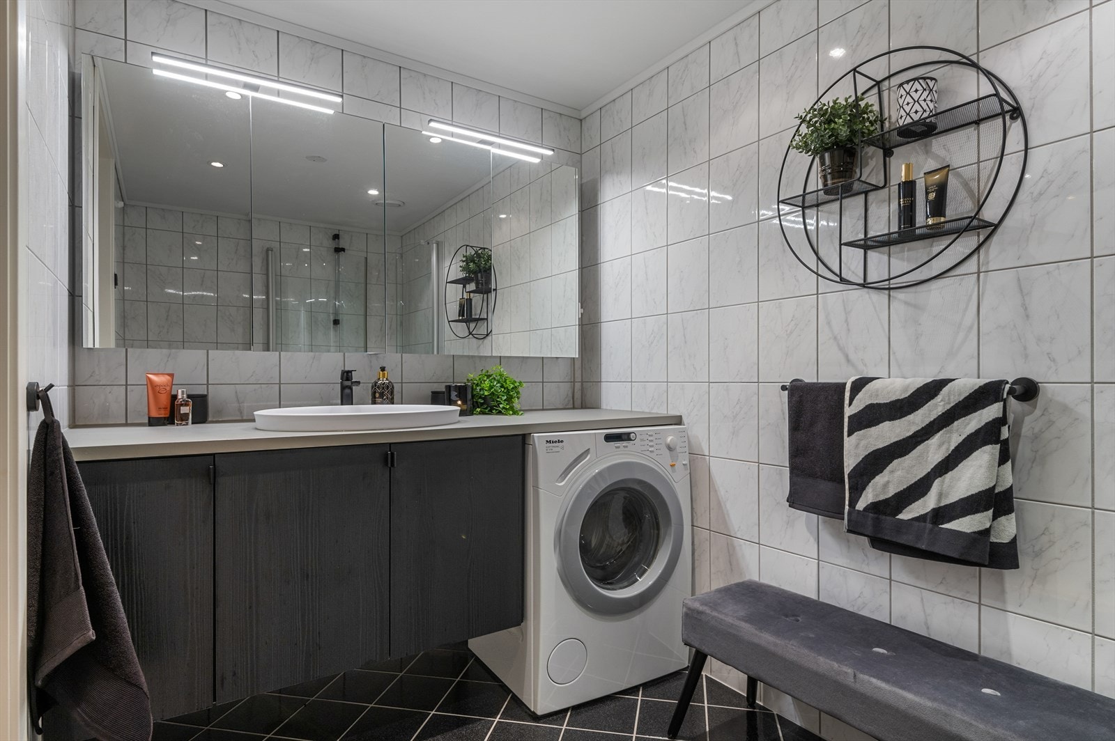 Stilrent bad på 5 m² med opplegg for vaskemaskin. Galleribilde