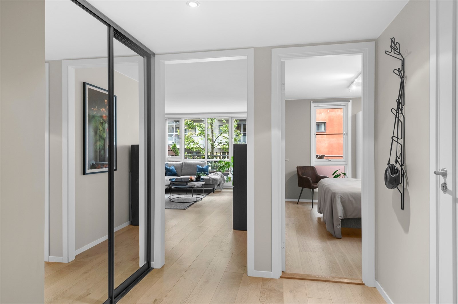 Entreen er på gode 7 m² og har blant annet plassbygd garderobeløsning med speilfronter. Galleribilde