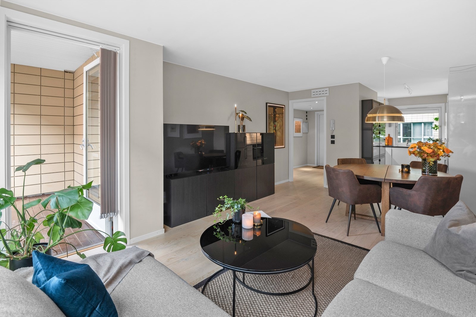 Leiligheten har en praktisk stue- kjøkkenløsning på 28,5 m². Galleribilde