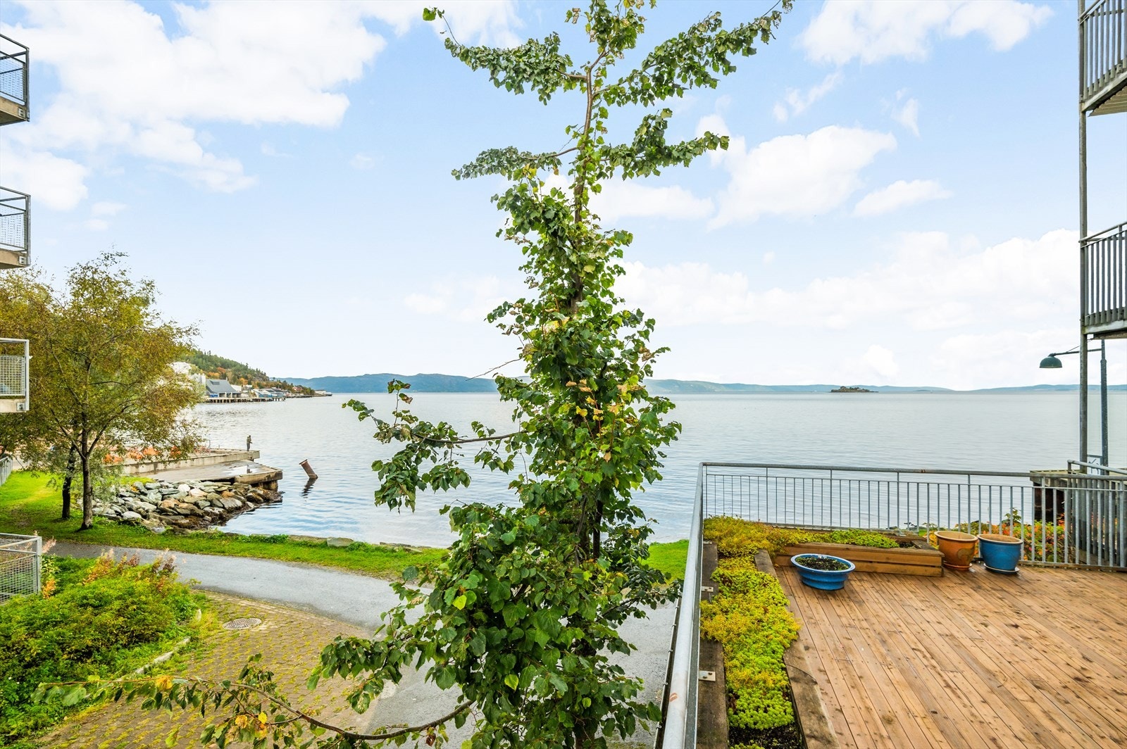 Utsikt fra terrasse. Galleribilde