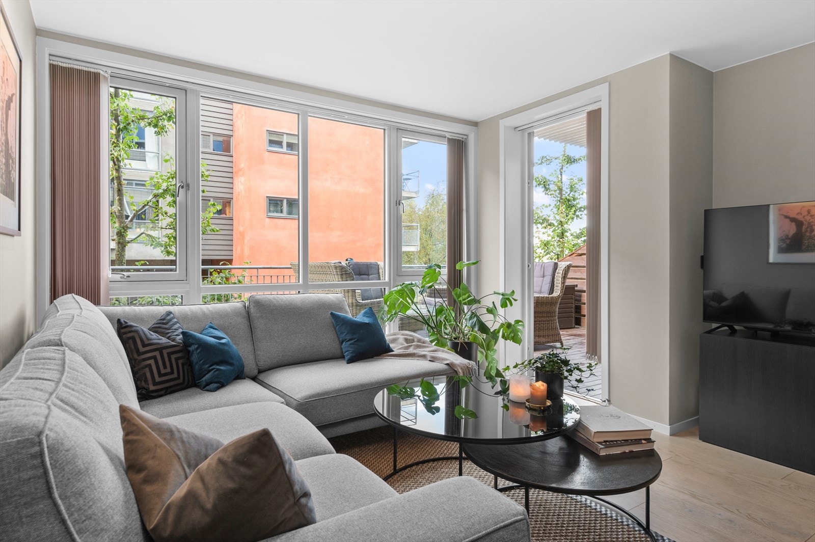 Fra stuen er det utgang til en stor og flott terrasse på hele 32 m² som har nydelig fjordutsikt. Galleribilde
