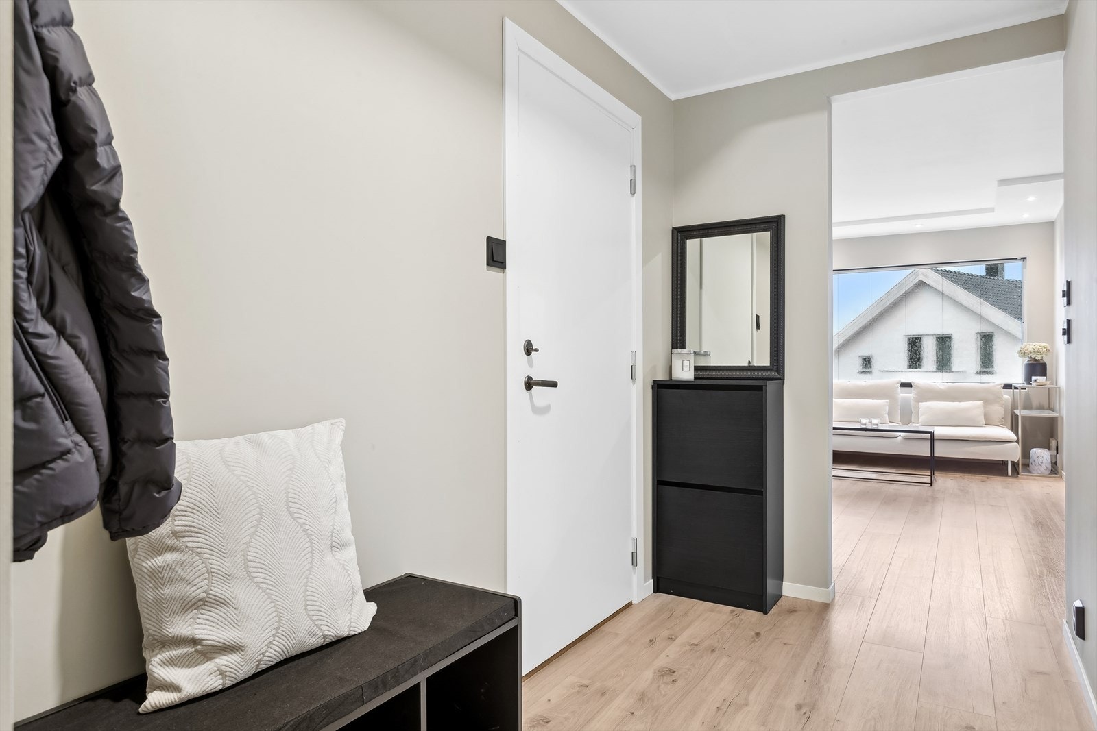 Entréen/gangen er ca 5 m² og har god plass til å henge yttertøy samt skoskap. Galleribilde