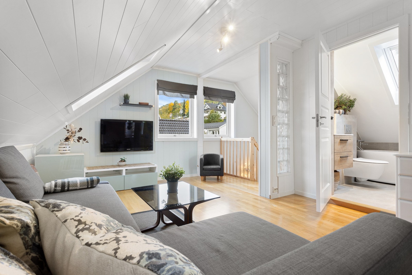 Stue med parkett på gulv, malt panel samt malte vegger og malt panel i himling Galleribilde